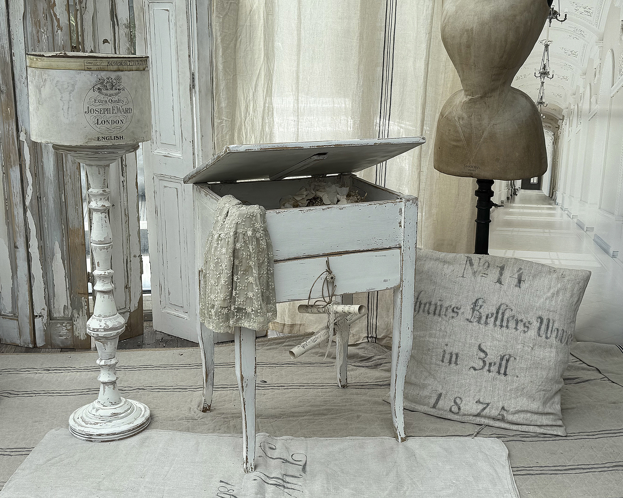 Antiker Biedermeier Beistelltisch / Nähtisch in zeitloser Eleganz***