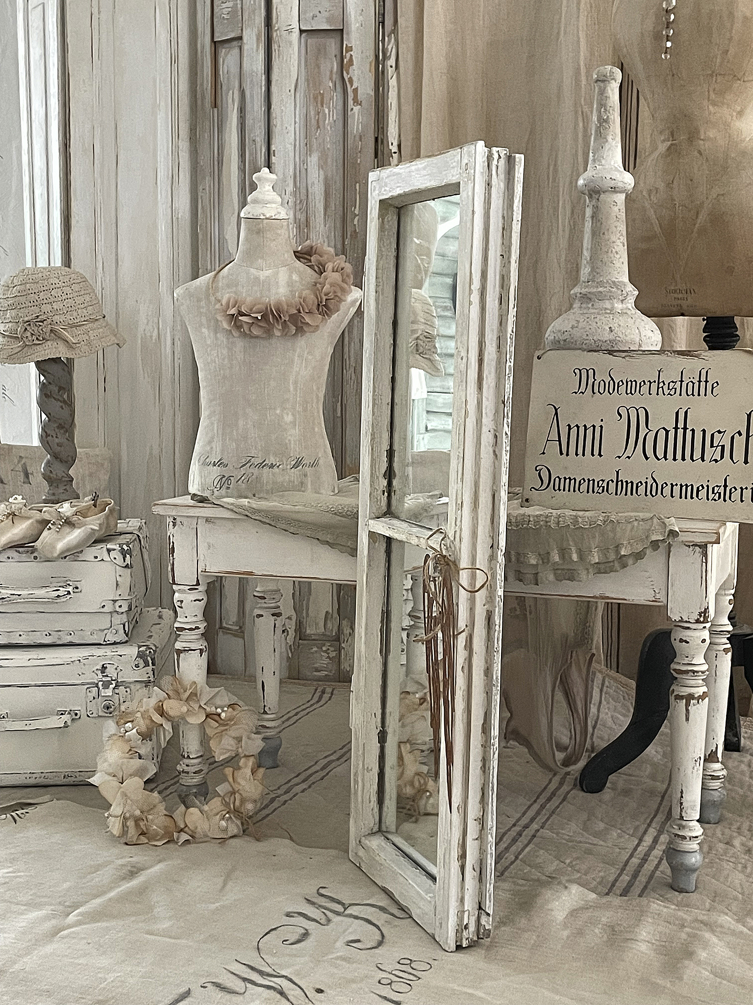 Stilvolles Interieur mit Mannequin und vintage Deko Vintage Einrichtung mit Mannequin, Spiegel und stilvollen Accessoires in einer Modewerkstatt