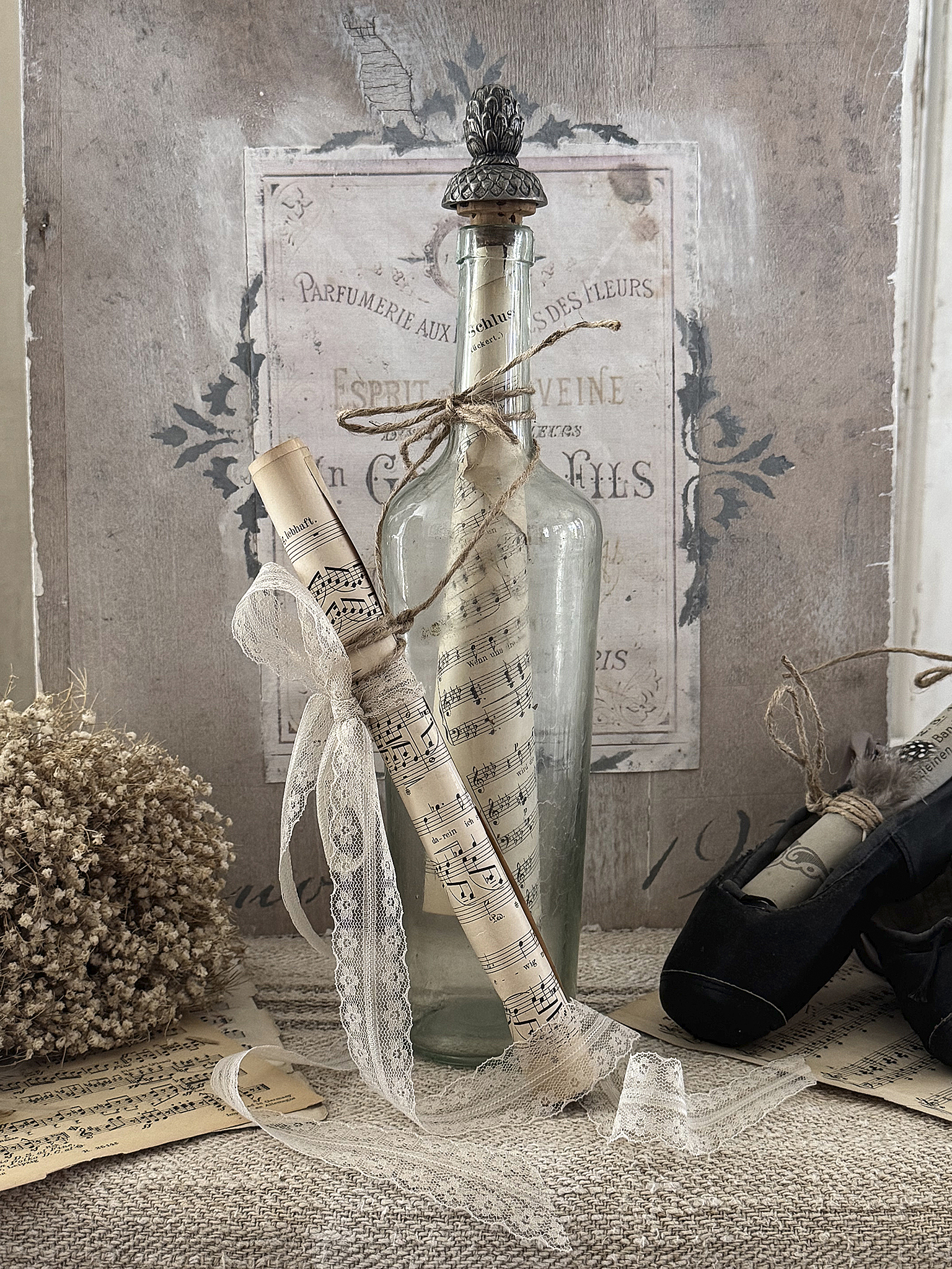 Alte Glasflasche mit Stopfen und Notenblätter*** Alte Glasflasche mit Stopfen und Notenblätter***