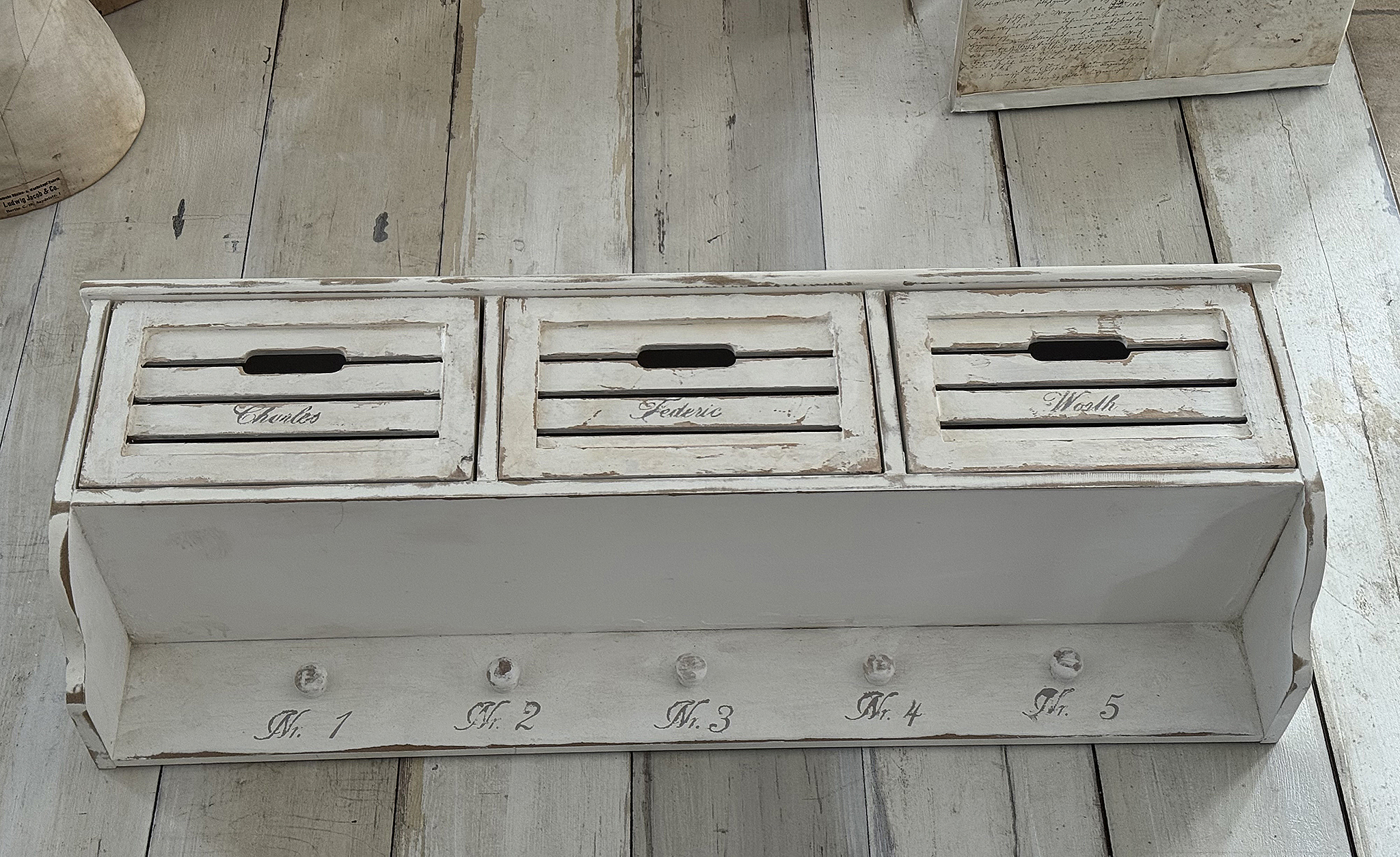 Charmantes Shabby-Hängeregal mit französischem Flair***