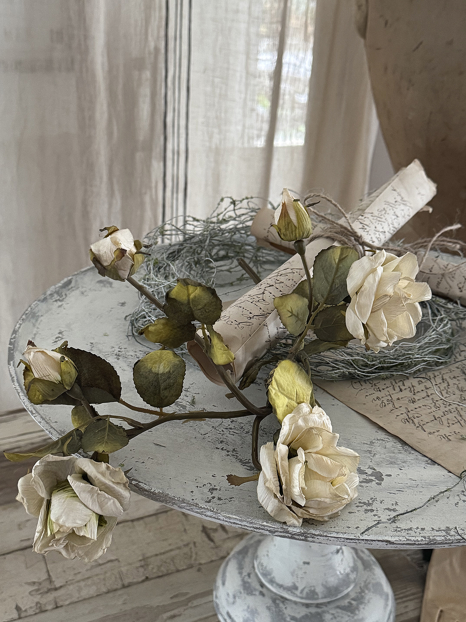 Dekorative große Fußschale im weißen Shabby-Kleid – ein romantisches Ensemble***