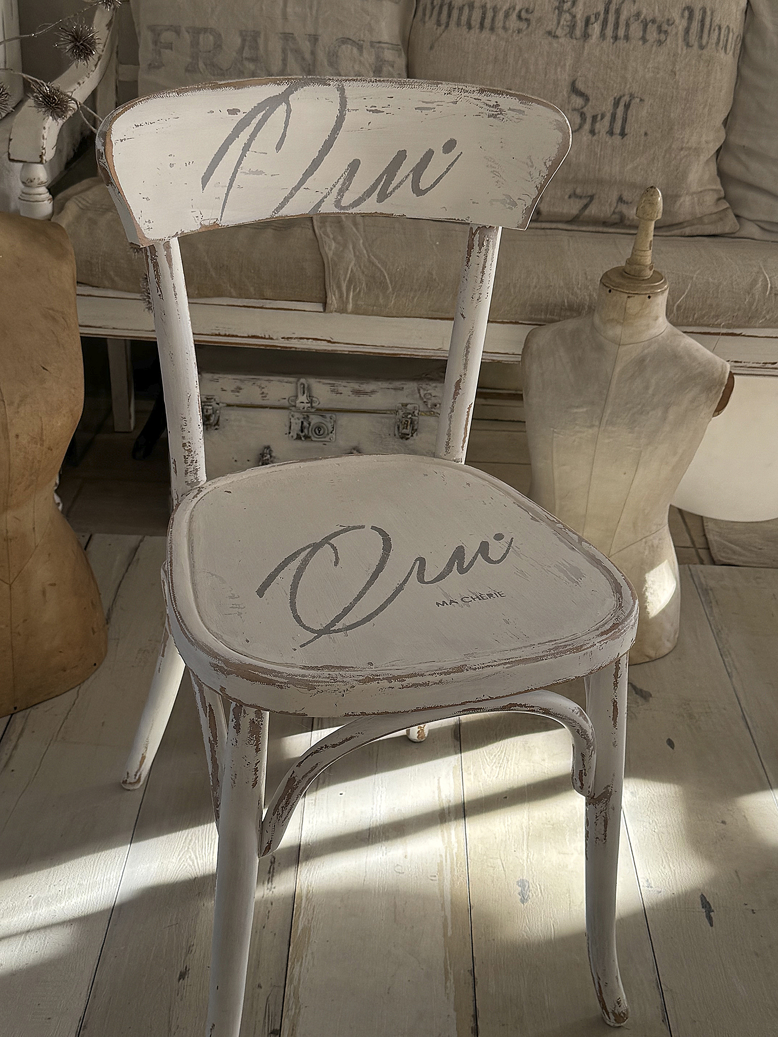 Alter Bugholzstuhl mit Shabbykleid Qui Ma Cherie***