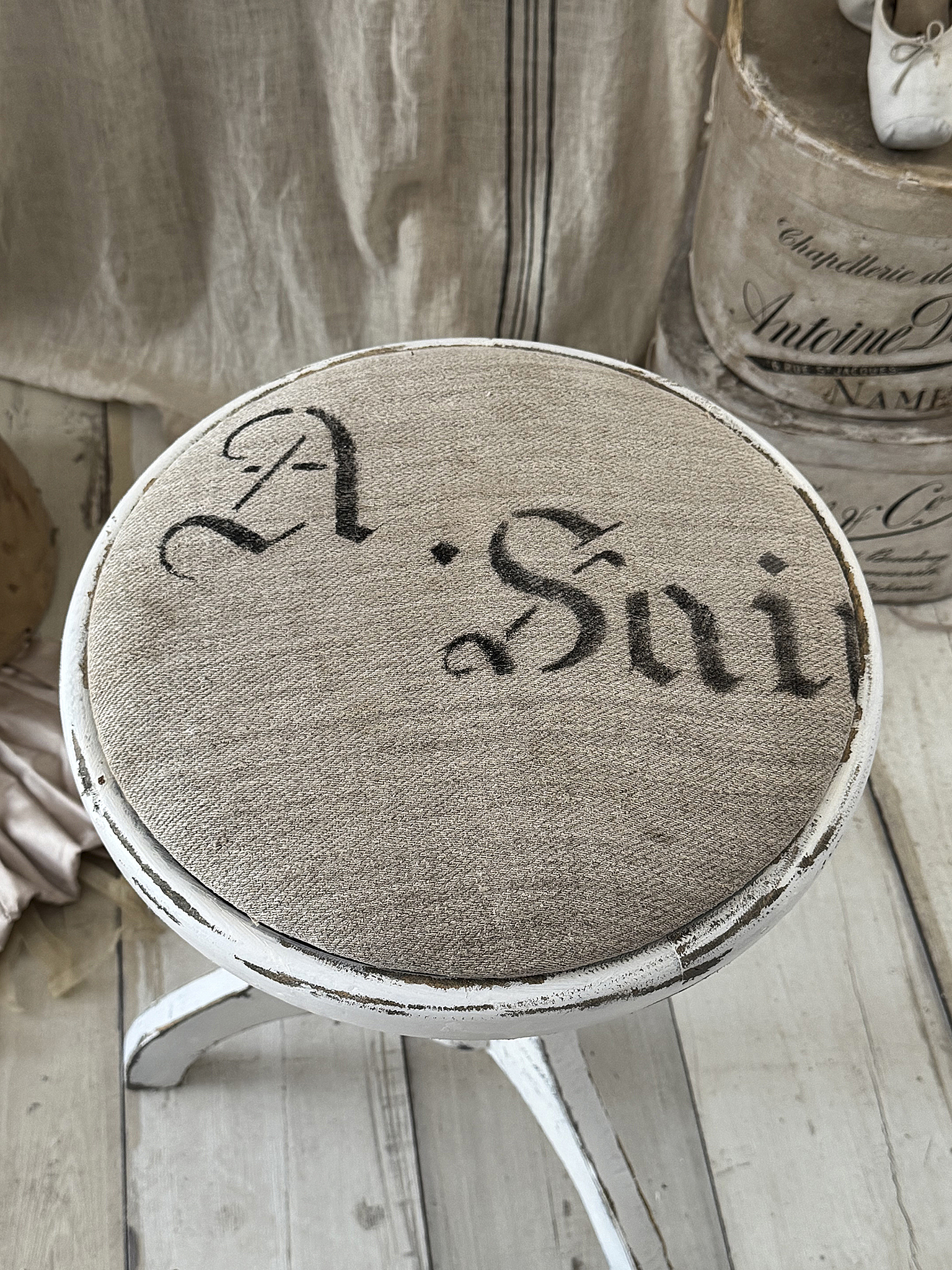 Alter Klavierhocker im Shabby Chic mit Leinensack-Bezug***