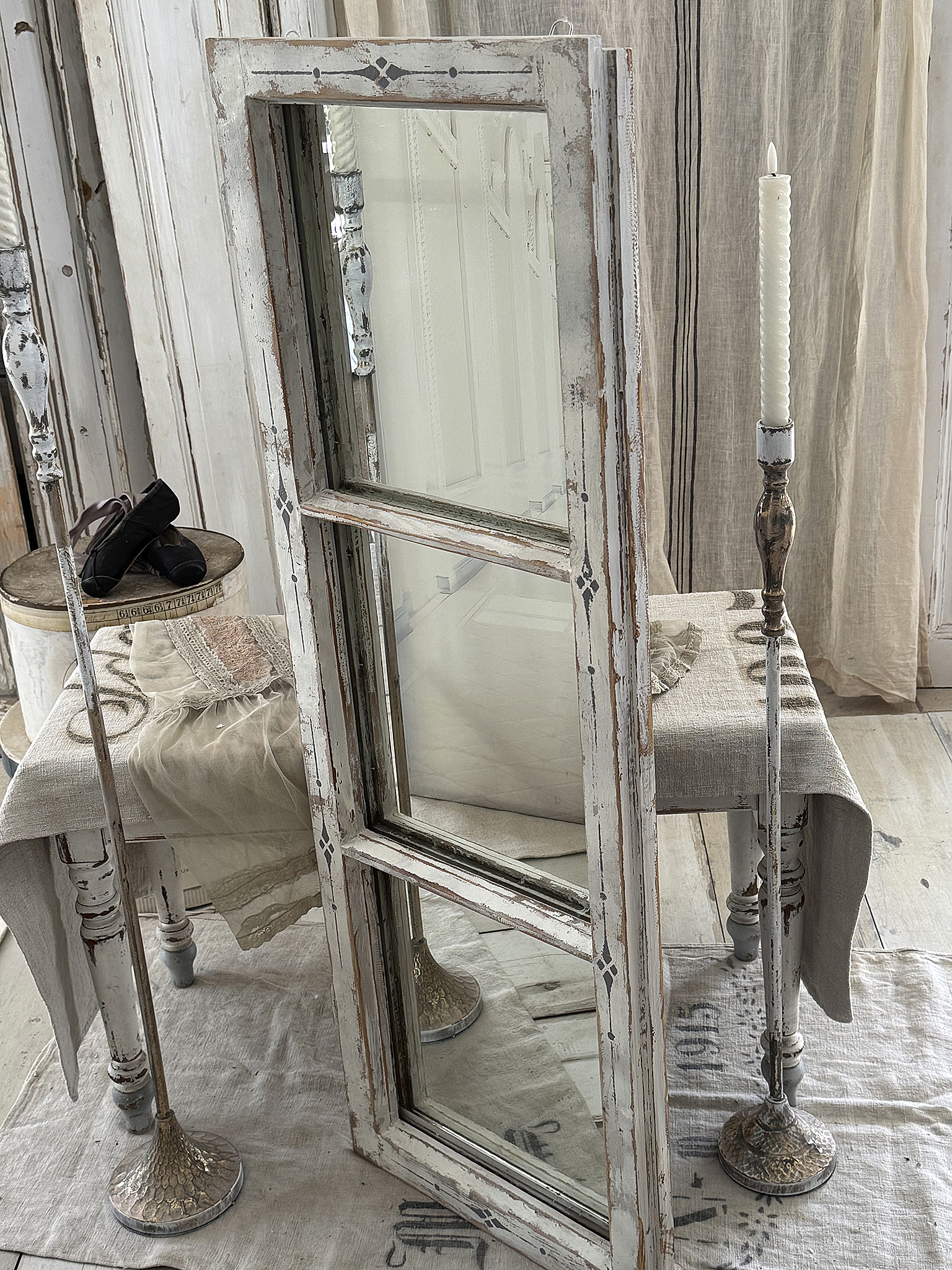 Altes Sprossenfenster als Spiegel – Shabby Chic****