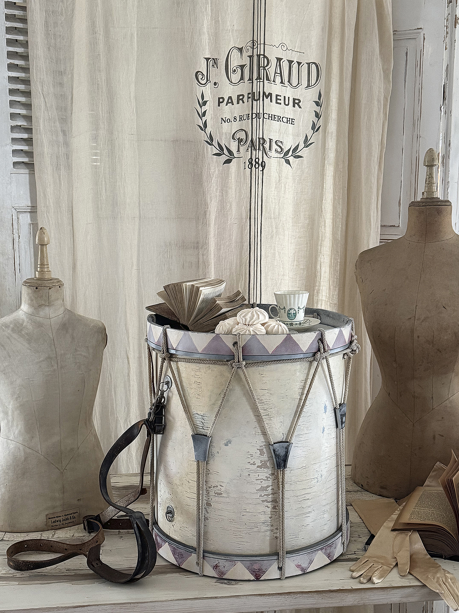 Wunderschöne alte Marschtrommel / Beistelltisch***