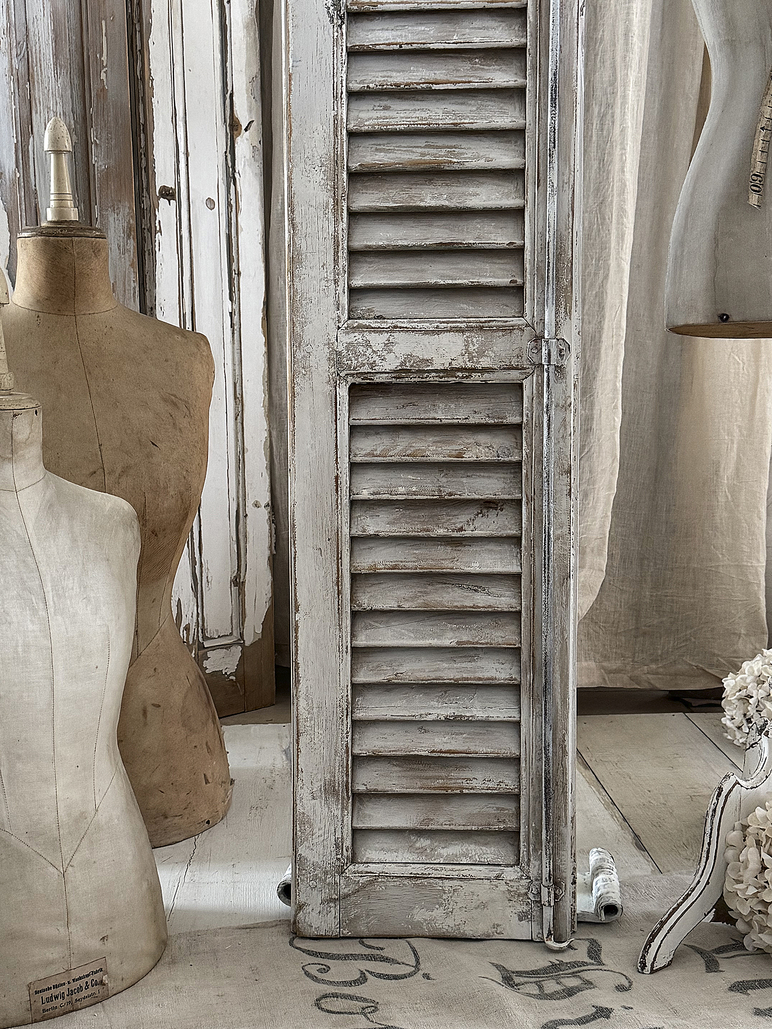 Antiker Lamellenladen aus Frankreich – Liebhaberstück