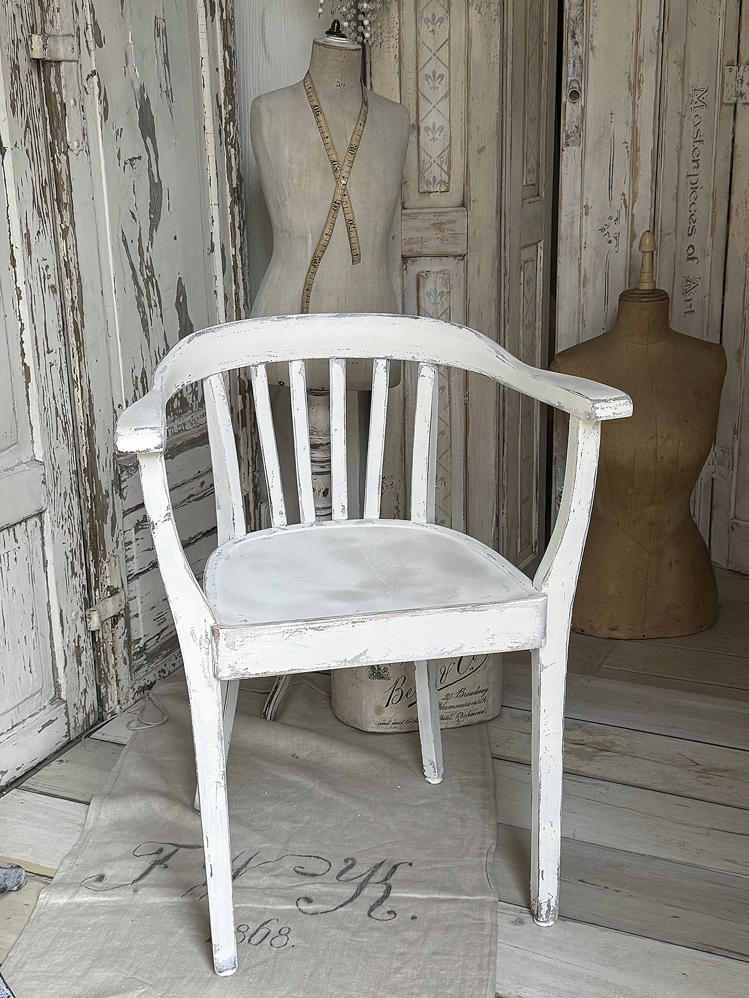 Alter Armlehnenstuhl Bauhaus im weißen Shabbykleid***