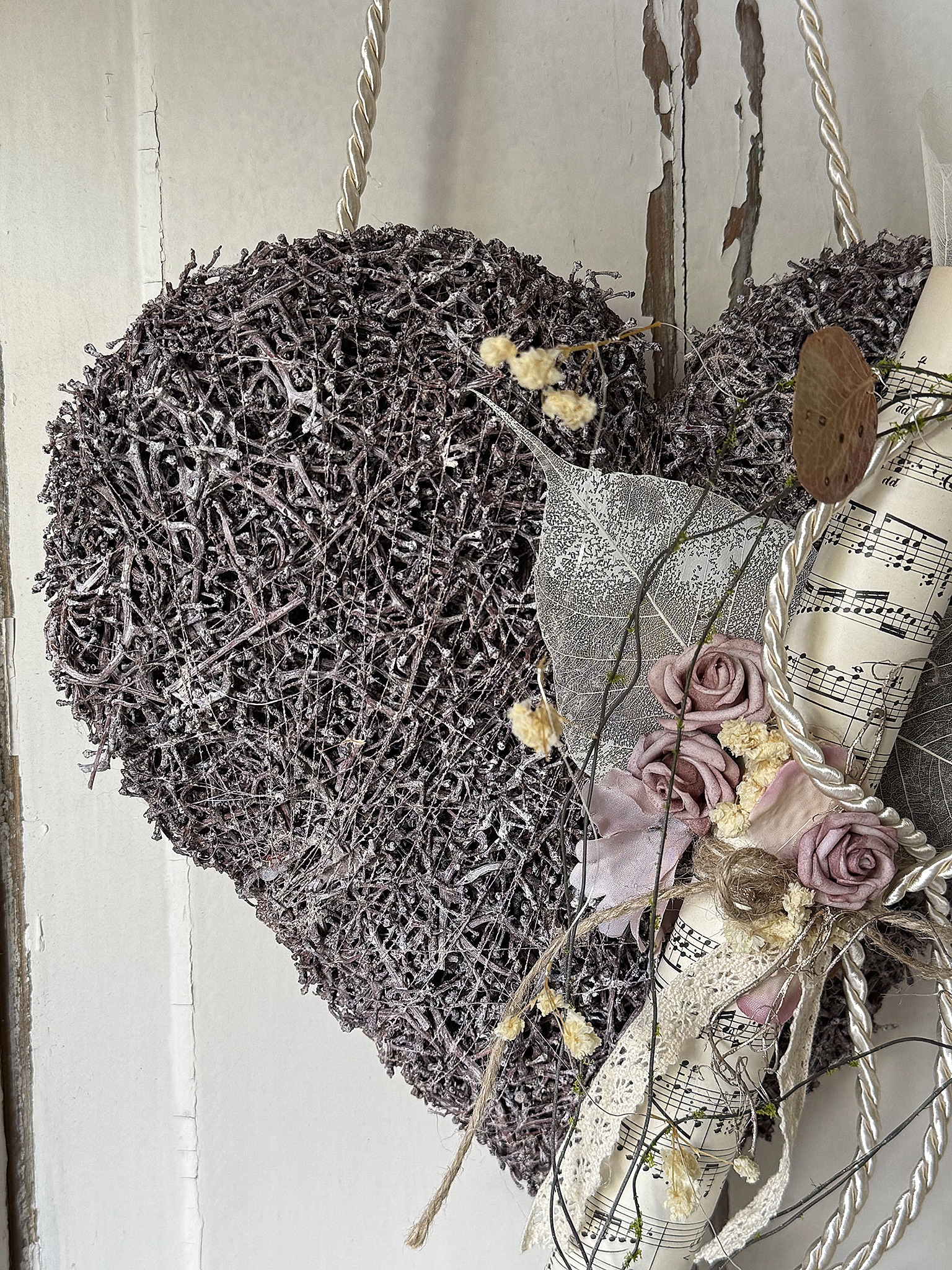 Beerenfarbenes Rebenherz mit Vintage-Notenblatt – romantische Landhausdeko im Shabby-Chic-Stil 1***