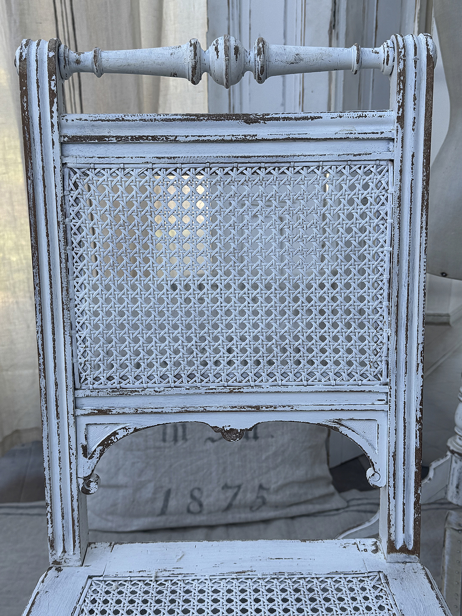 Shabby-Stuhl mit Wienergeflecht