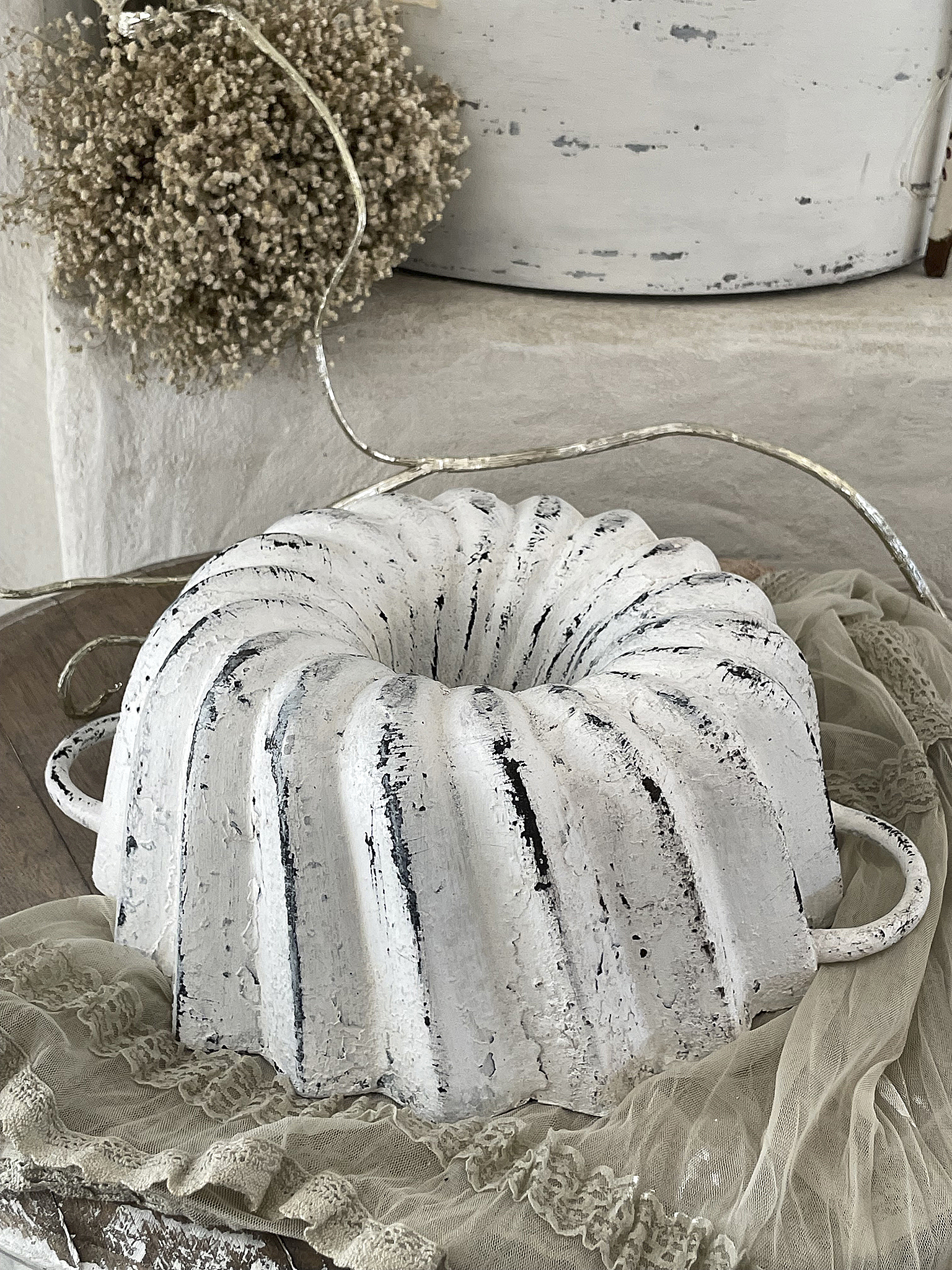 Vintage Kuchenform in Weiß mit Streifen Dekorative Vintage Kuchenform mit strukturierten Streifen auf einem rustikalen Tisch