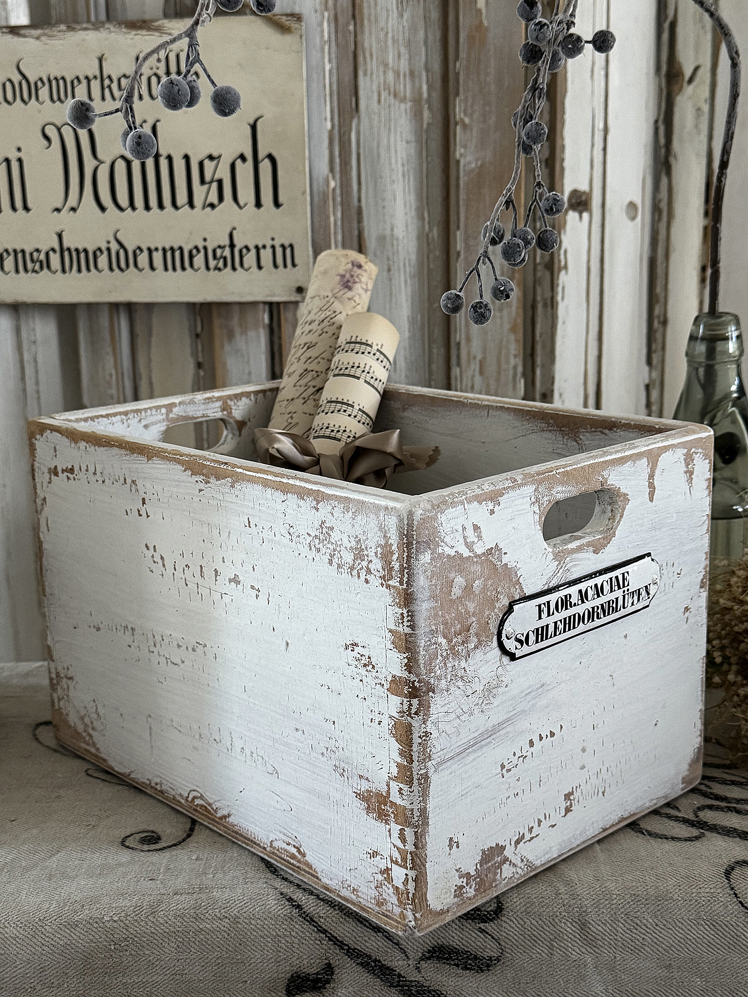 Alte Holzkiste-Schlehdornblüten***