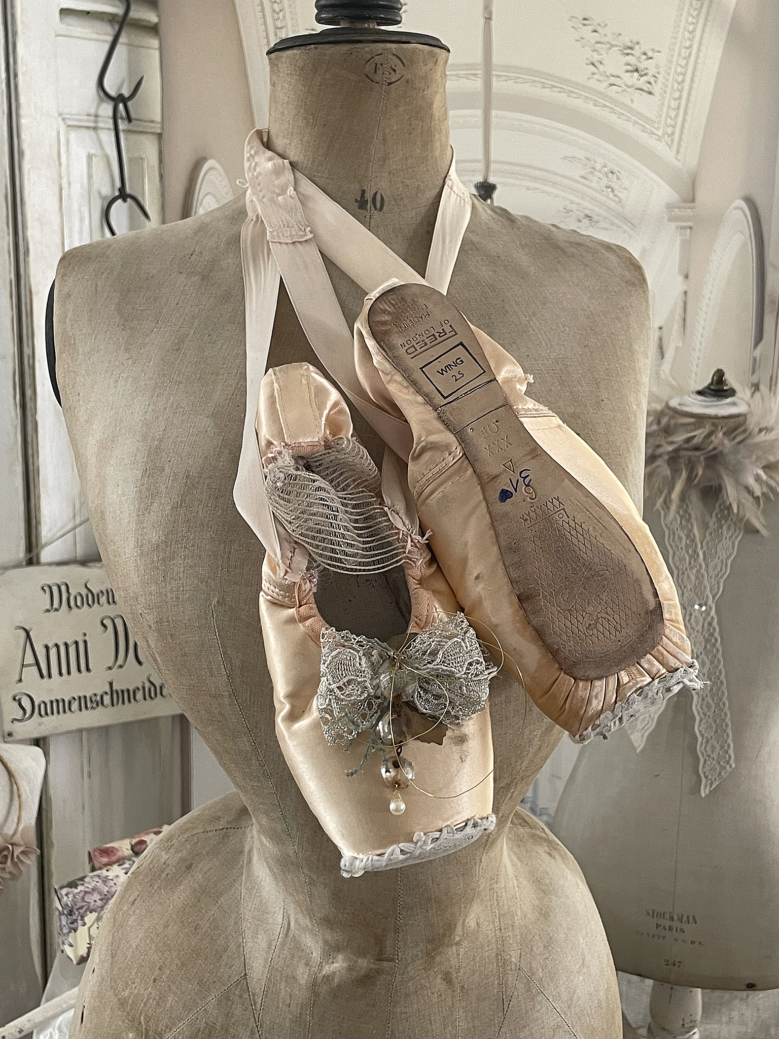 Alte Ballettschuhe Brocante mit Schleife und Kristall***