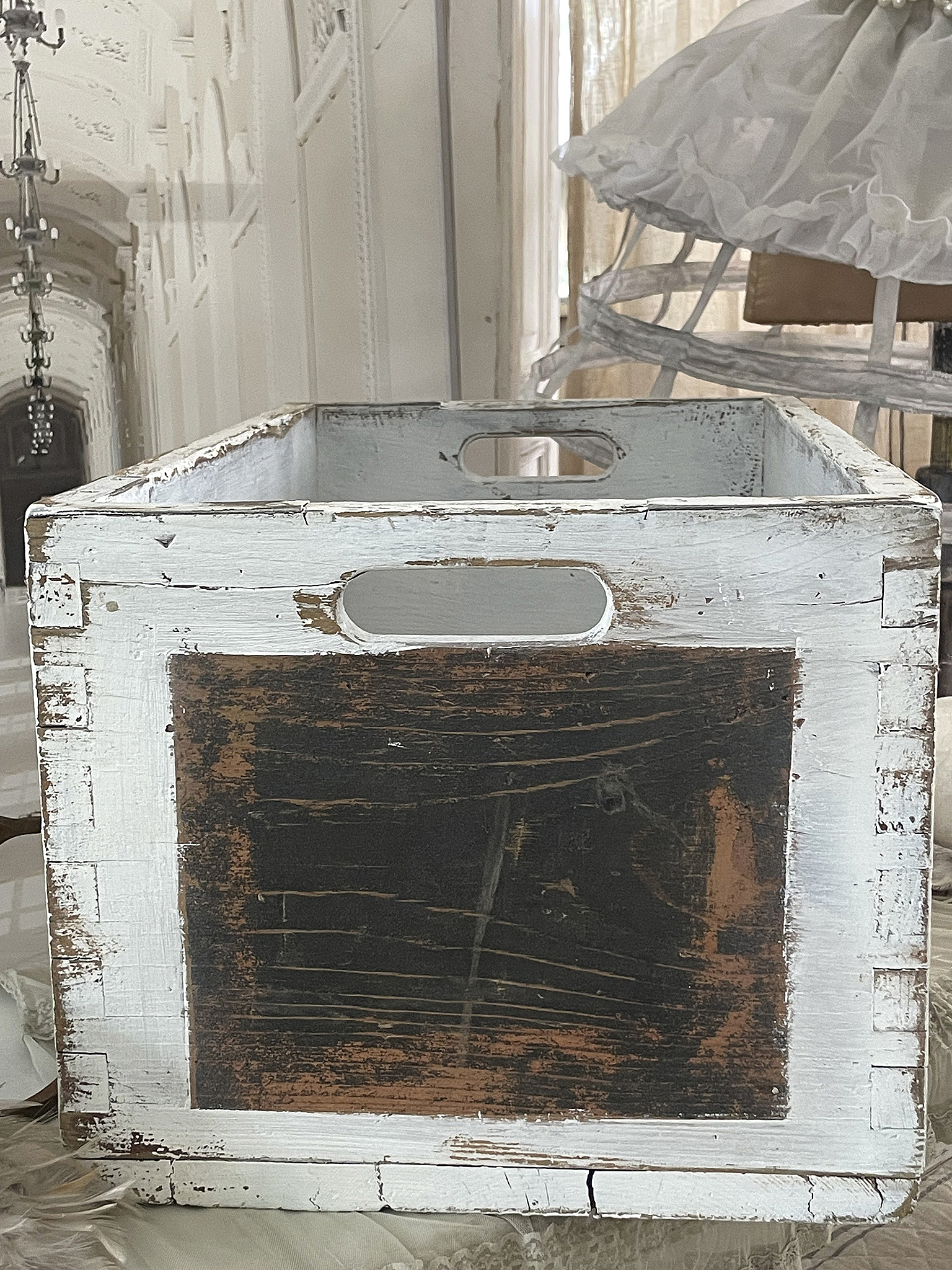Rustikale Holzkiste im Shabby-Chic-Stil als Dekoration oder Aufbewahrung Rustikale weiße Holzkiste mit abgenutztem Finish für Dekorationszwecke oder zur Aufbewahrung