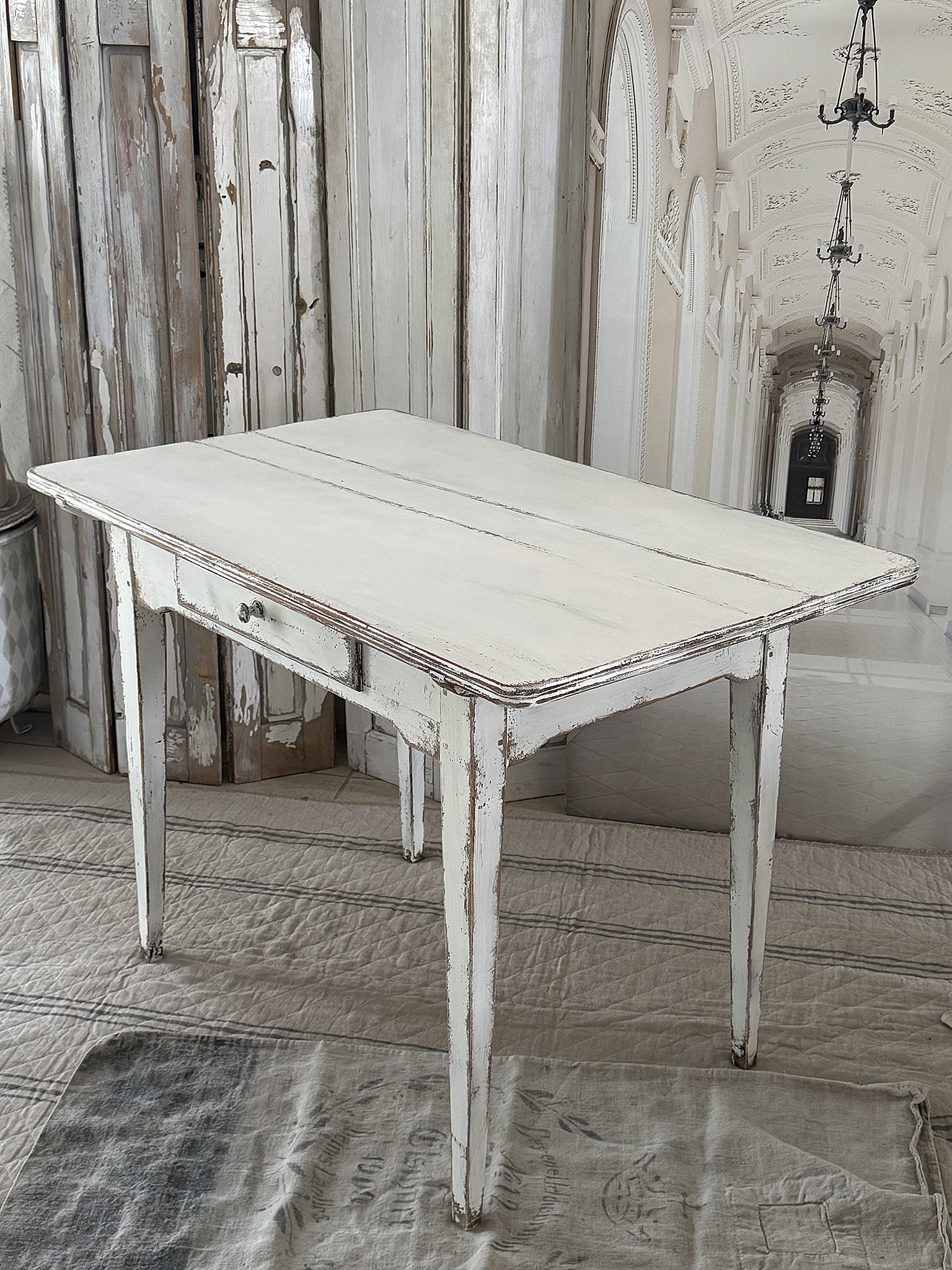Antiker Shabby Tisch im weißen Kleid***