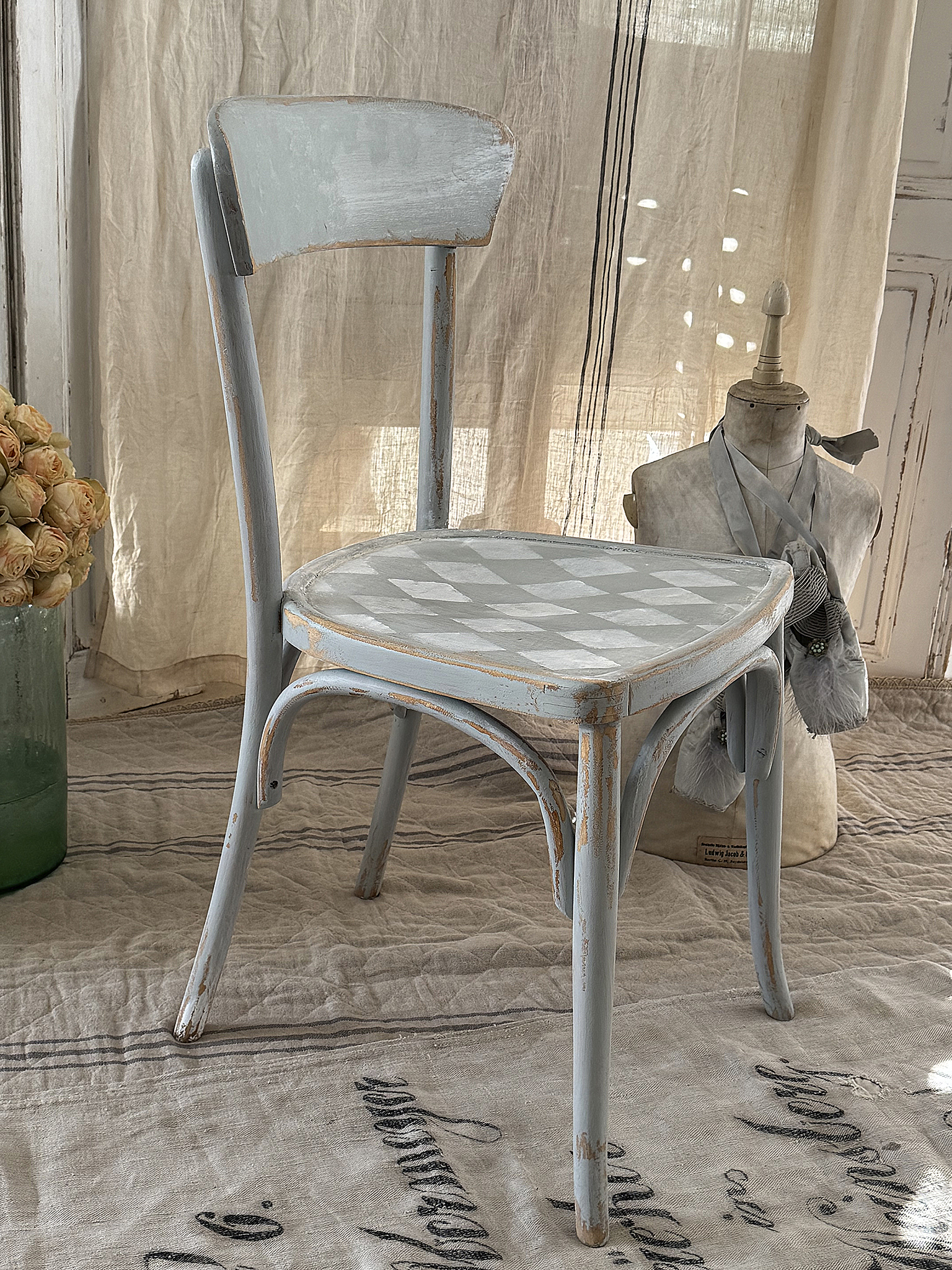 Alter Bugholzstuhl in zartem Salbeigrün*** 