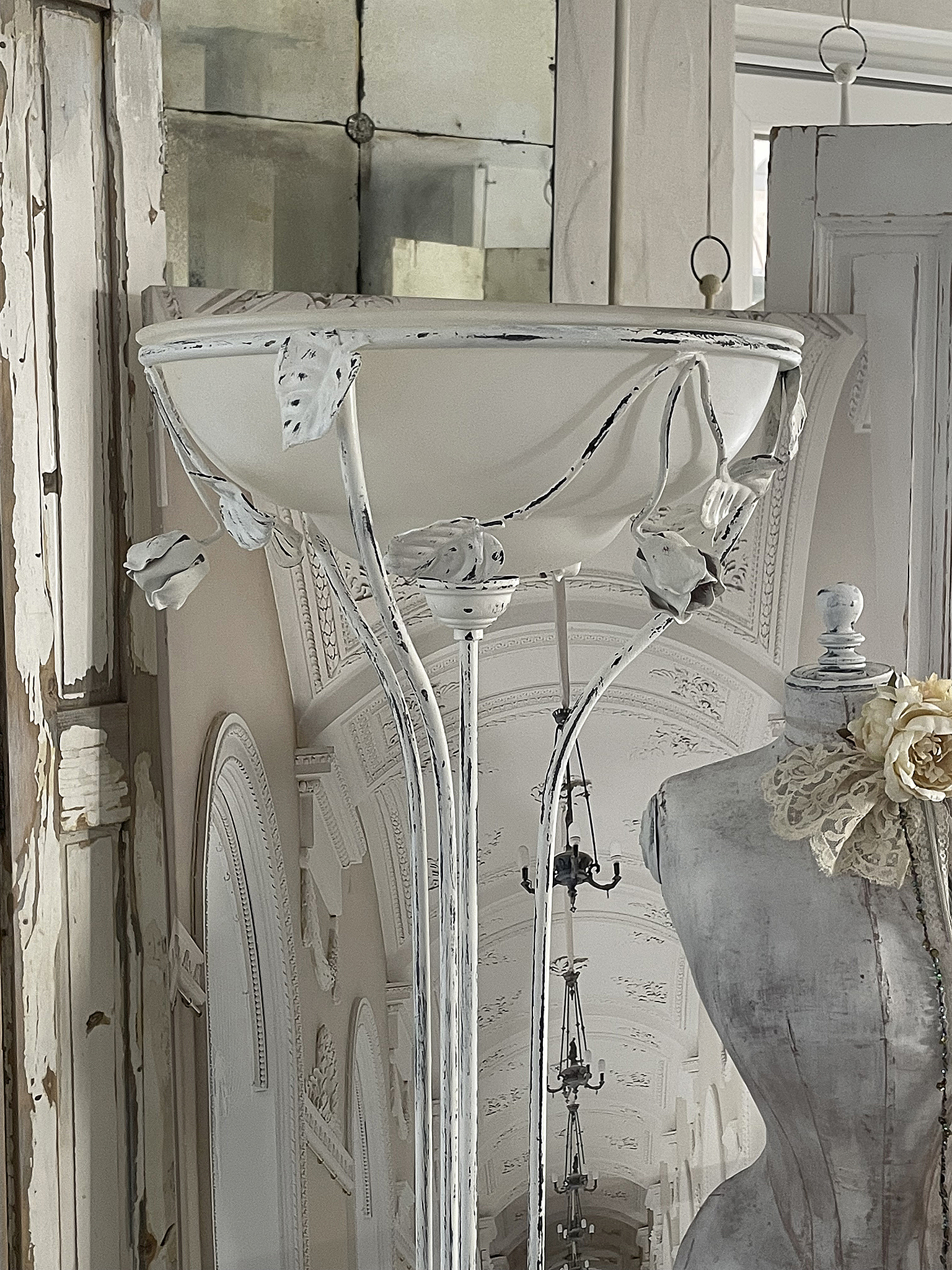 Elegante vintage Stehlampe mit floralen Details Vintage Stehlampe mit floralen Elementen in einem klassischen Raum