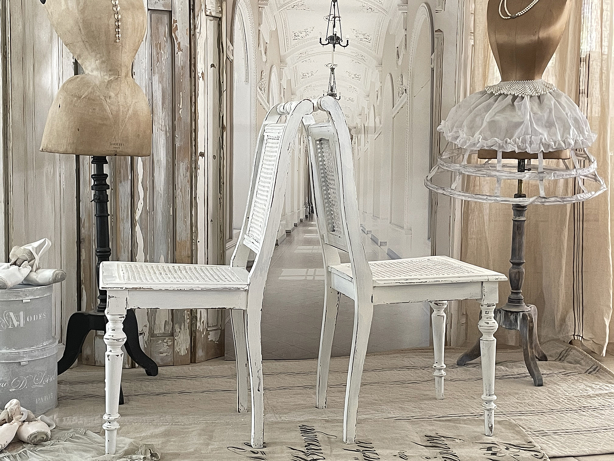 Antiker Stuhl mit Wienergeflecht im weißen Kleid***