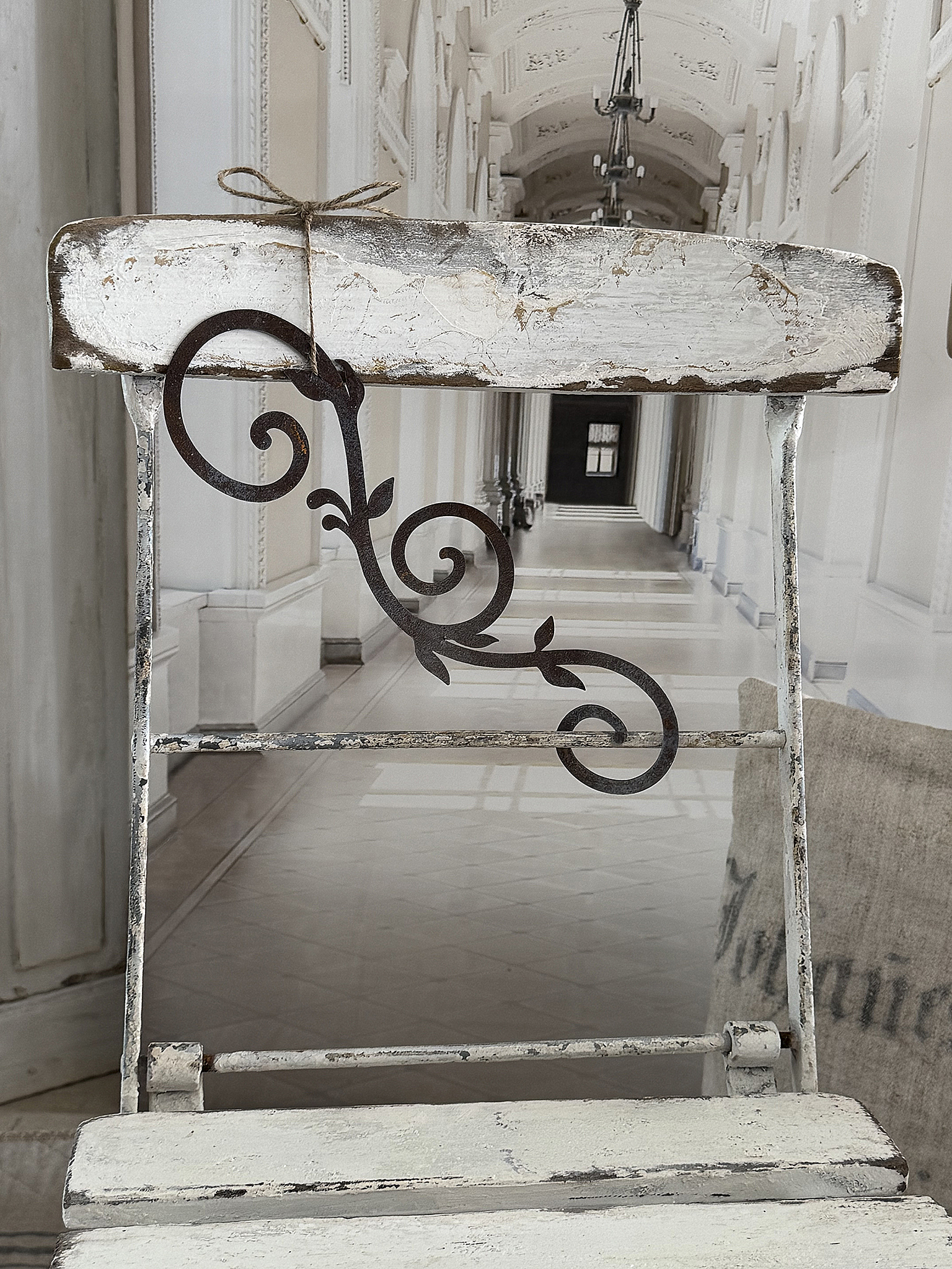 Alter Klappstuhl im weißen Shabby-Look – mit liebevollen Details & Patina***