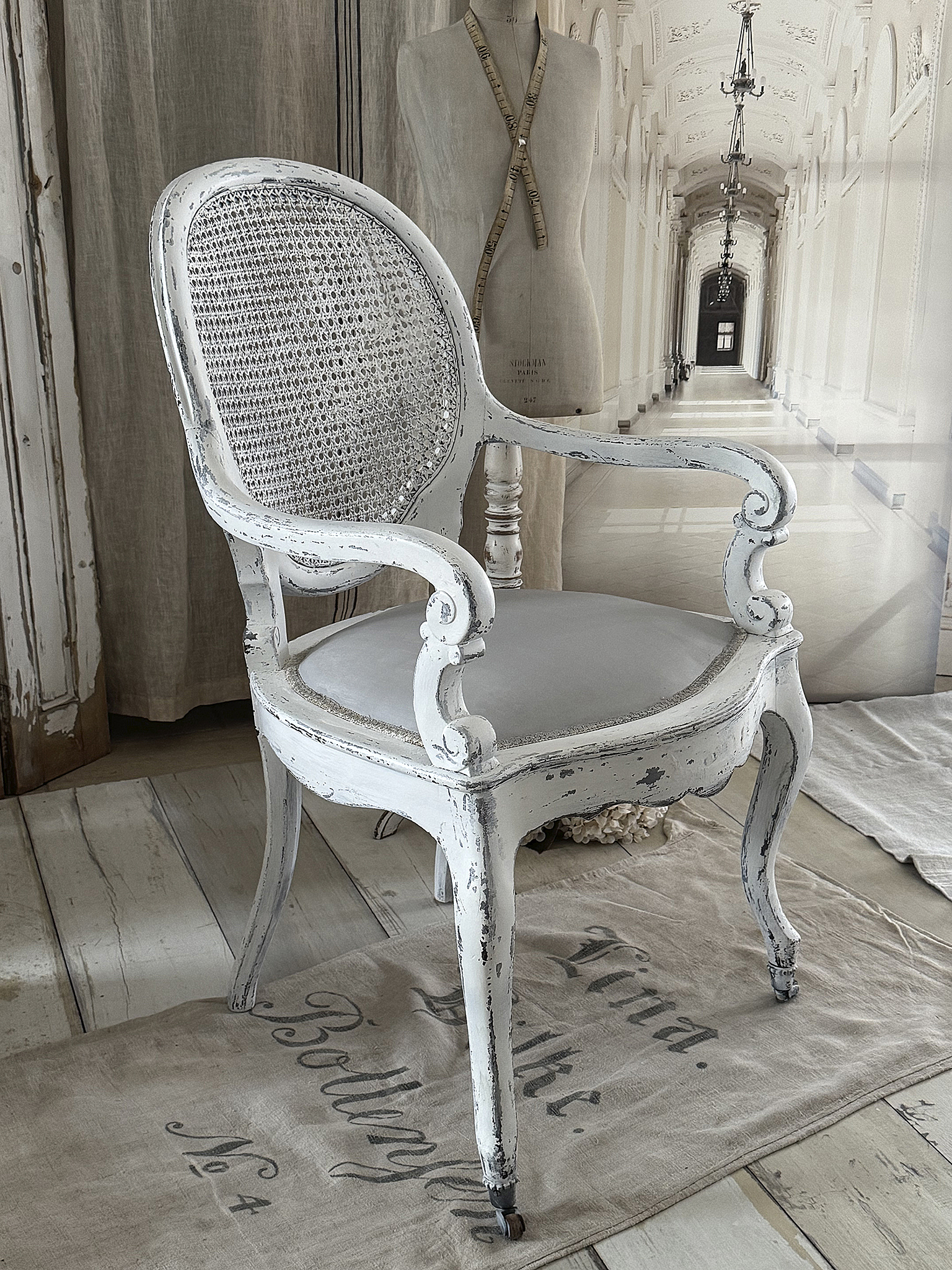 Romantischer antiker Armlehnstuhl-Sessel aus Frankreich***