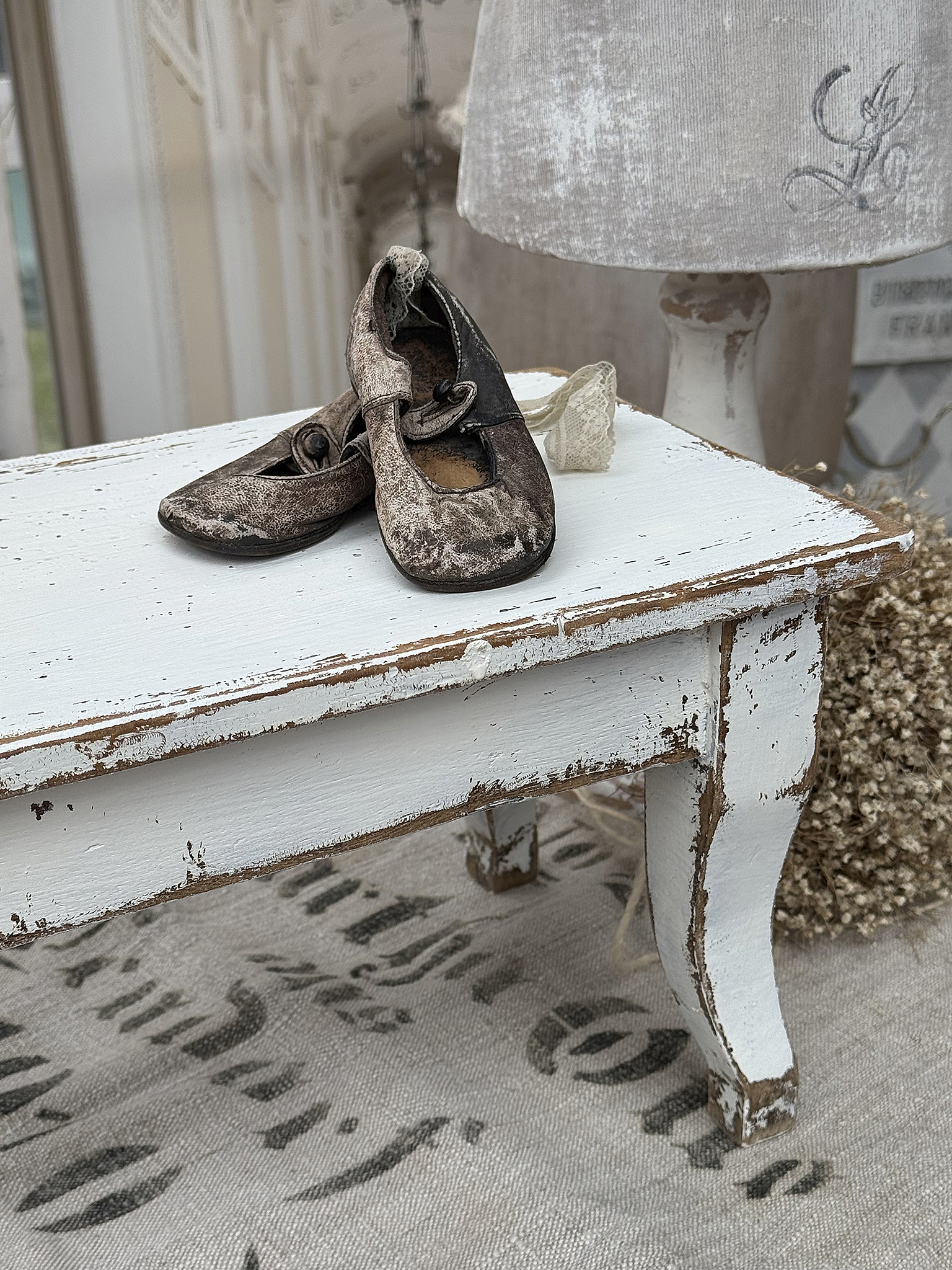 Vintage Ballettschuhe auf einem weißen Holztablett Ältere Ballettschuhe liegen auf einem weiße Holzplatte, dekorativ in einem stilvollen Raum