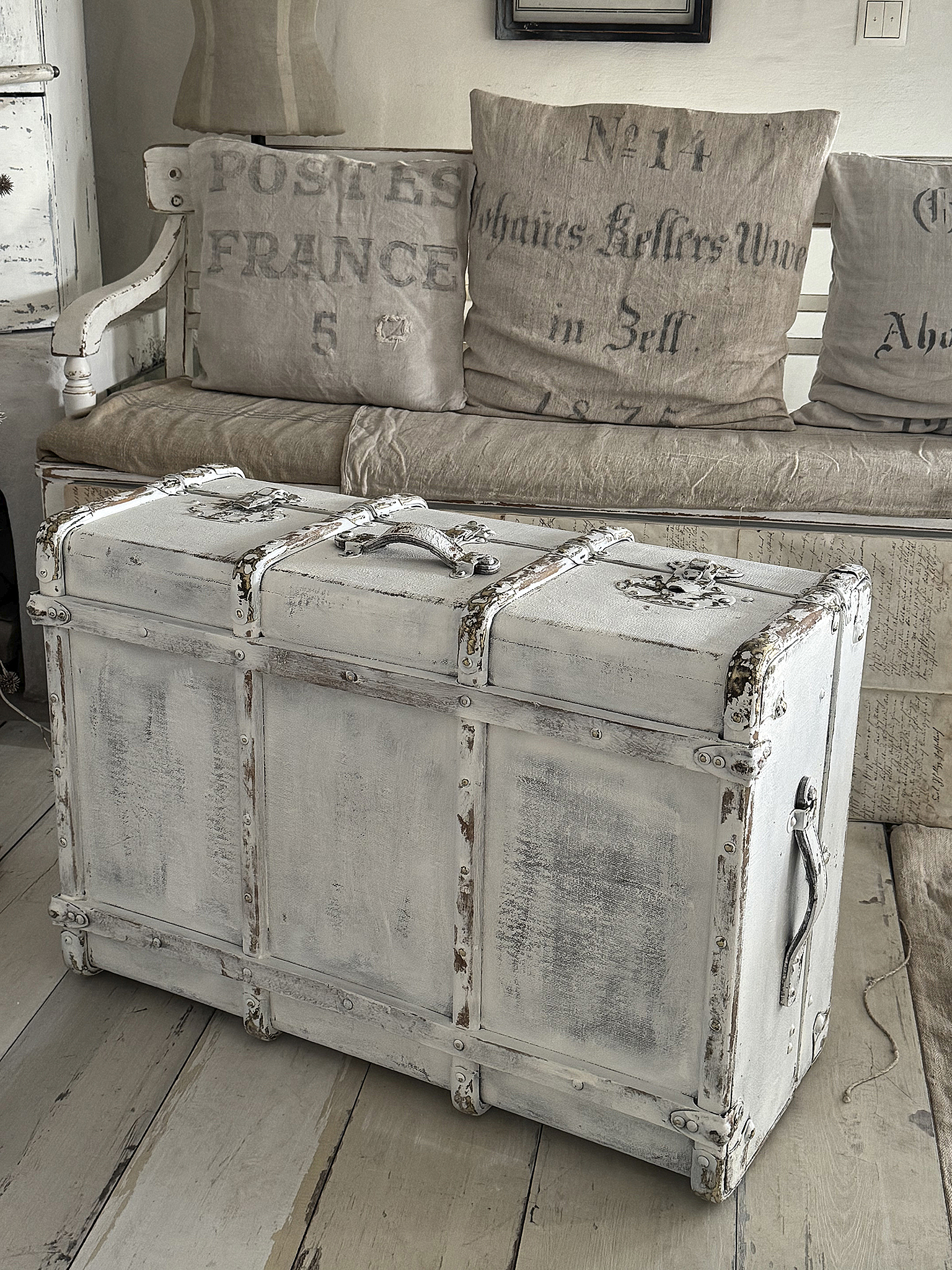 Antiker Überseekoffer im weißen Shabbykleid***