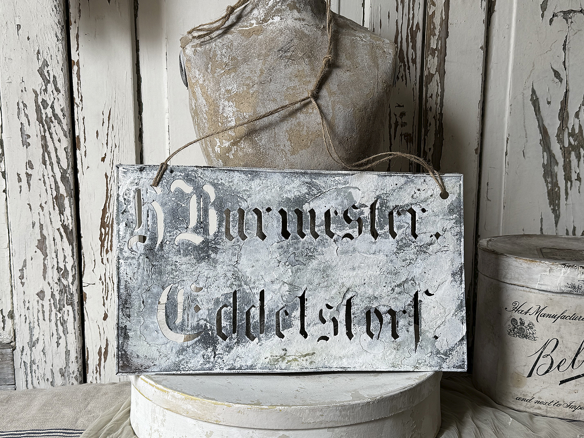 Antike Eisen-Schablone mit Patina & altdeutscher Schrift***