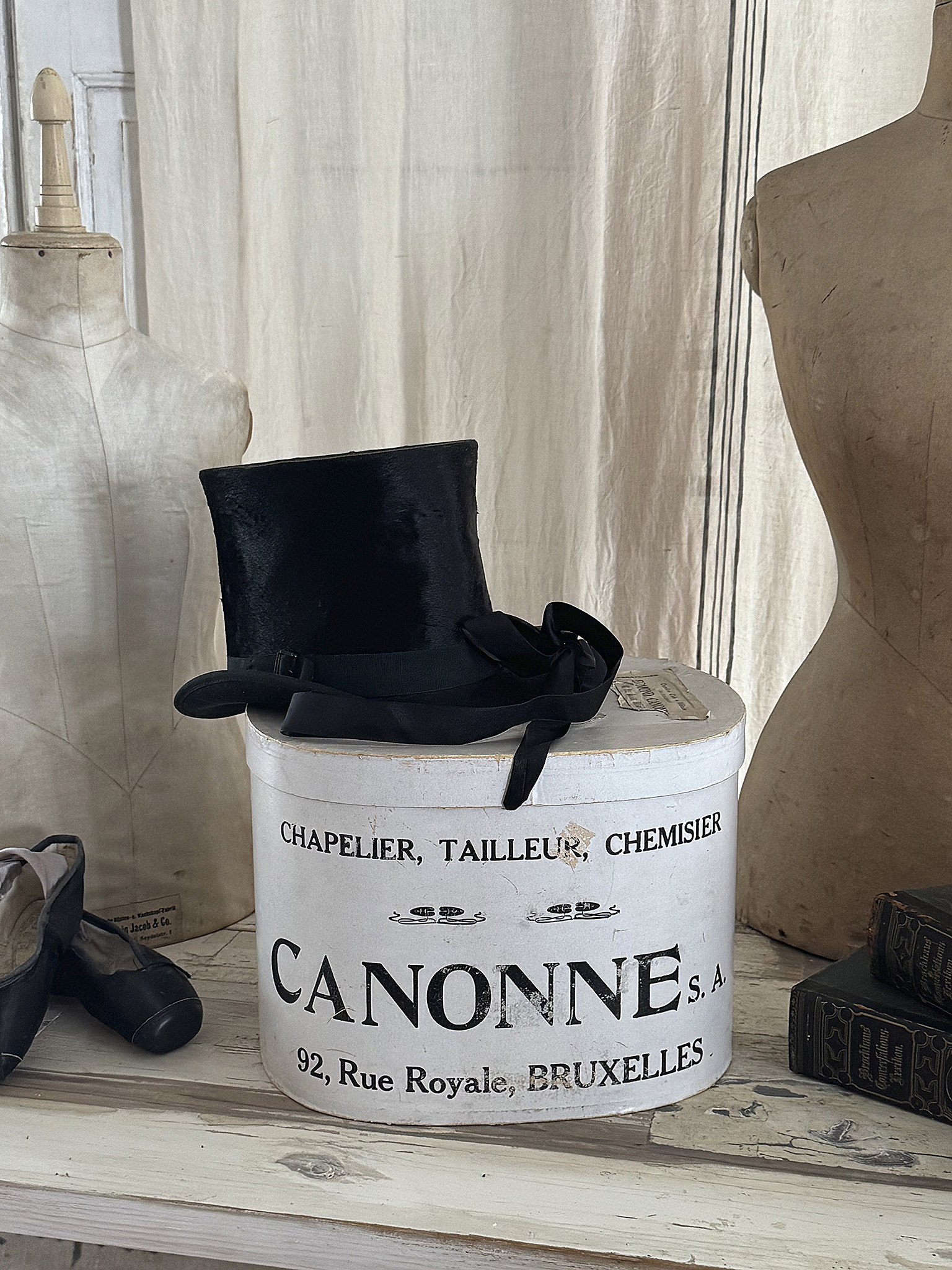  Wunderschöne alte französische Hutschachtel – ein rares Duo mit Zylinder***