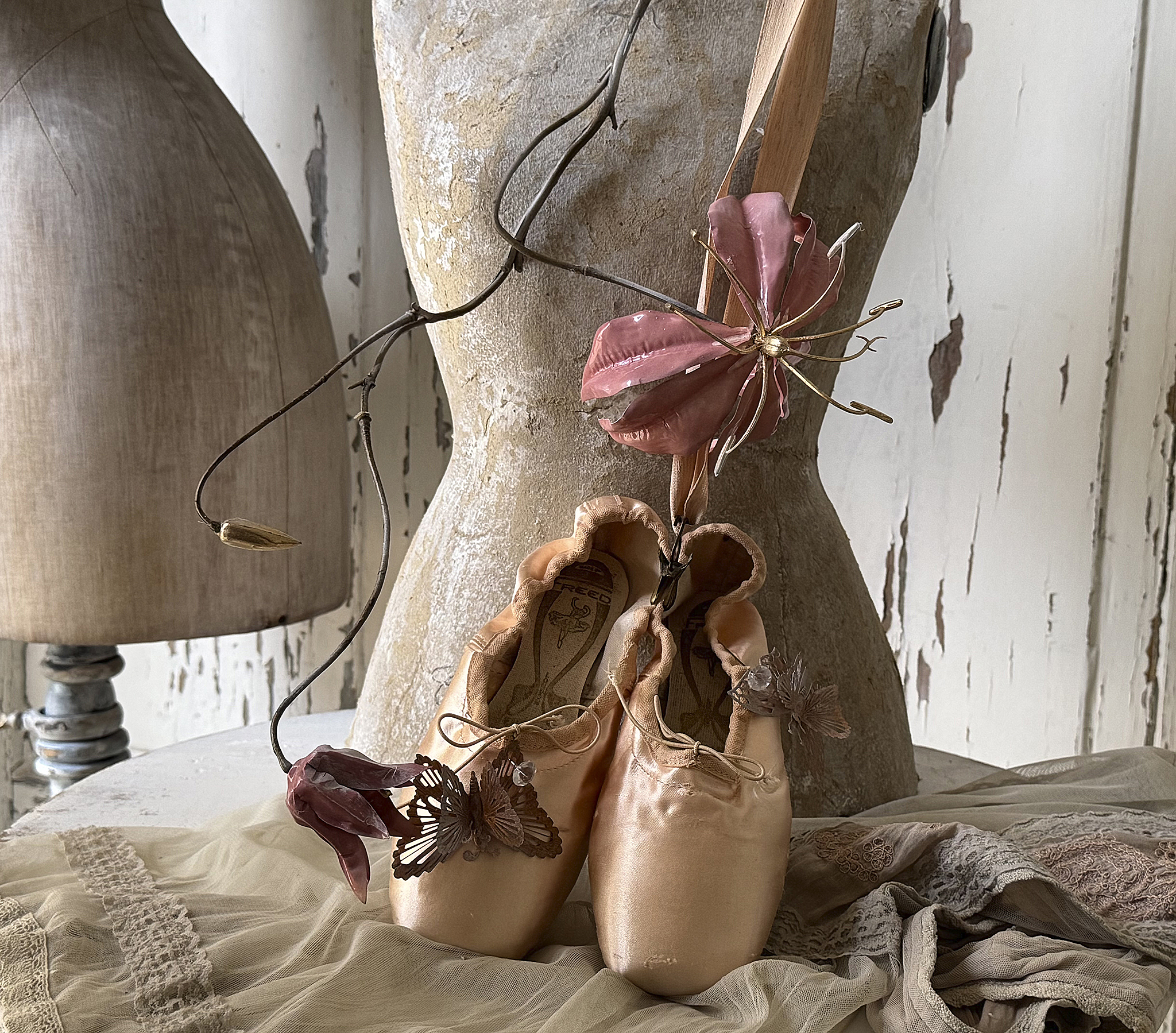 Individuelles Ballettschuh-Arrangement mit Lackorchidee***