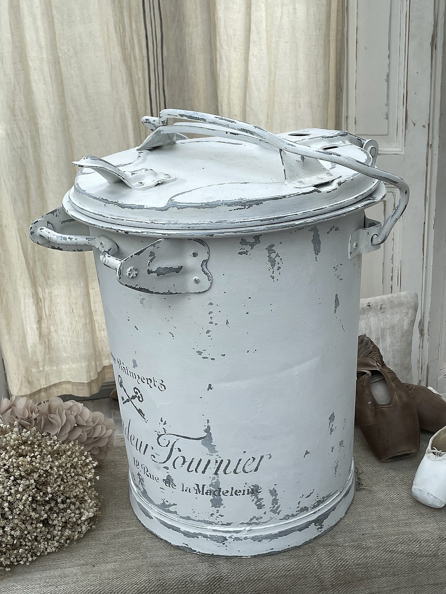 Antiker weißer Eimer mit abgeblätterter Farbe und nostalgischem Design Weißer vintage Eimer mit Rost und Gebrauchsspuren, dekorativ und nostalgisch