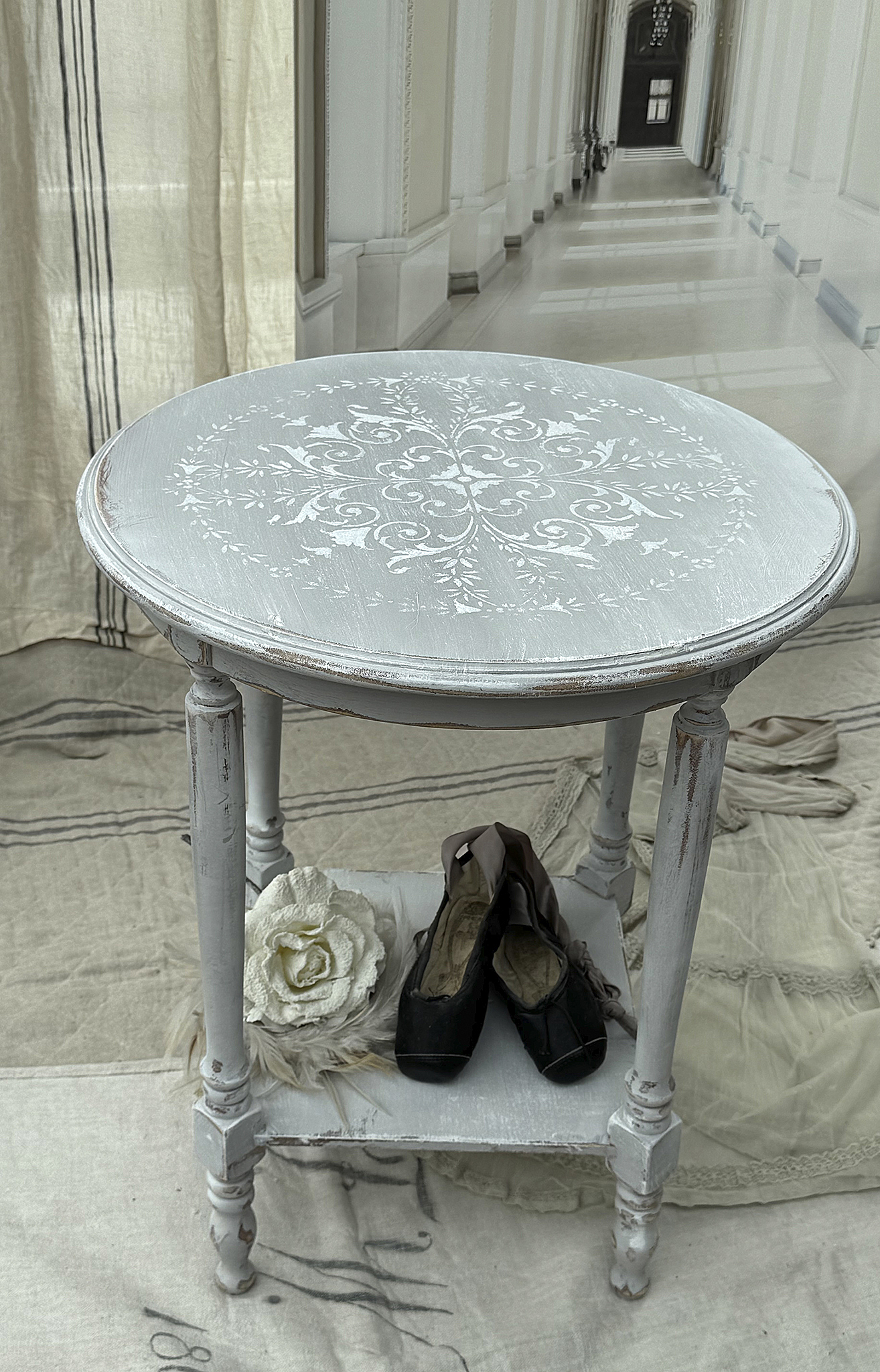 Zarter, runder Beistelltisch im Vintage-Look*** Zarter, runder Beistelltisch im Vintage-Look***