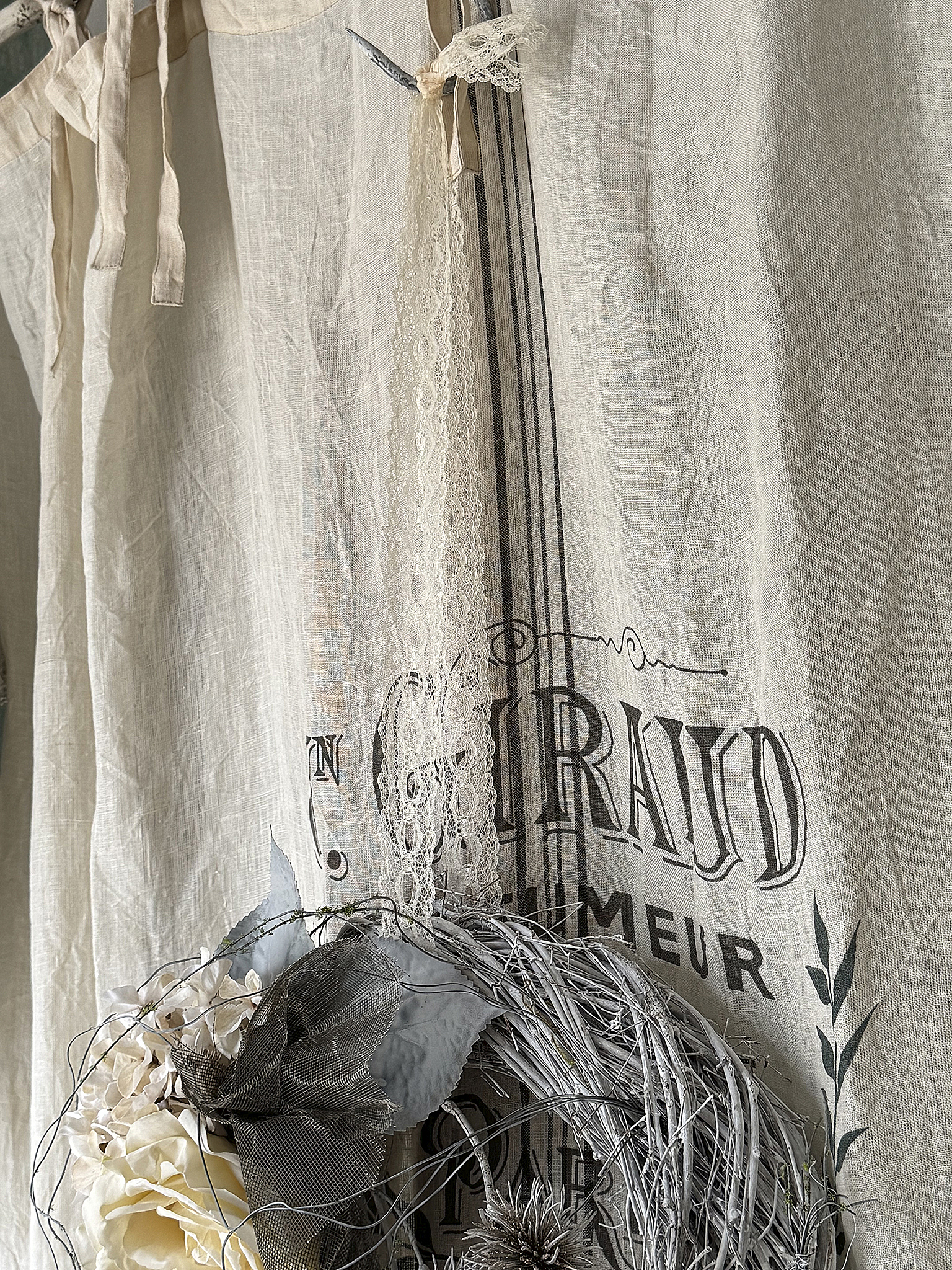 Romantischer Dekokranz im Shabby Chic – gebundener Kranz mit Rosen, Spitze & alten Kristallen im französischen Landhausstil***