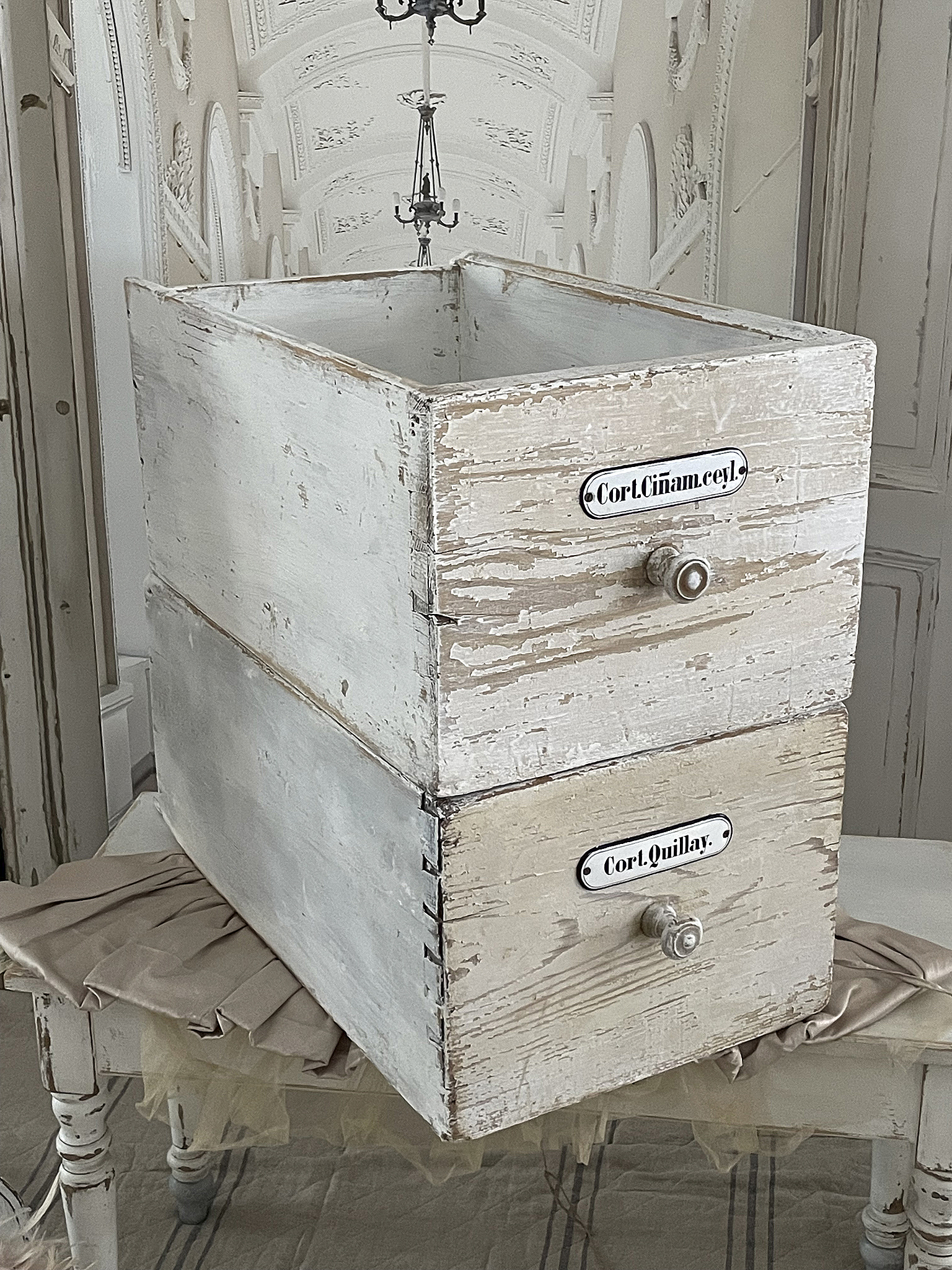 Holzkiste mit zwei Schubladen und vintage Stil, ideal für Dekoration und Aufbewahrung