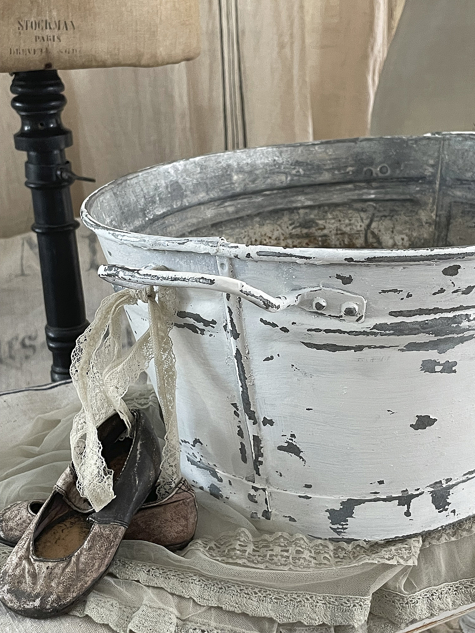 Alte Shabby-Zinkwanne im weißen Kleid***