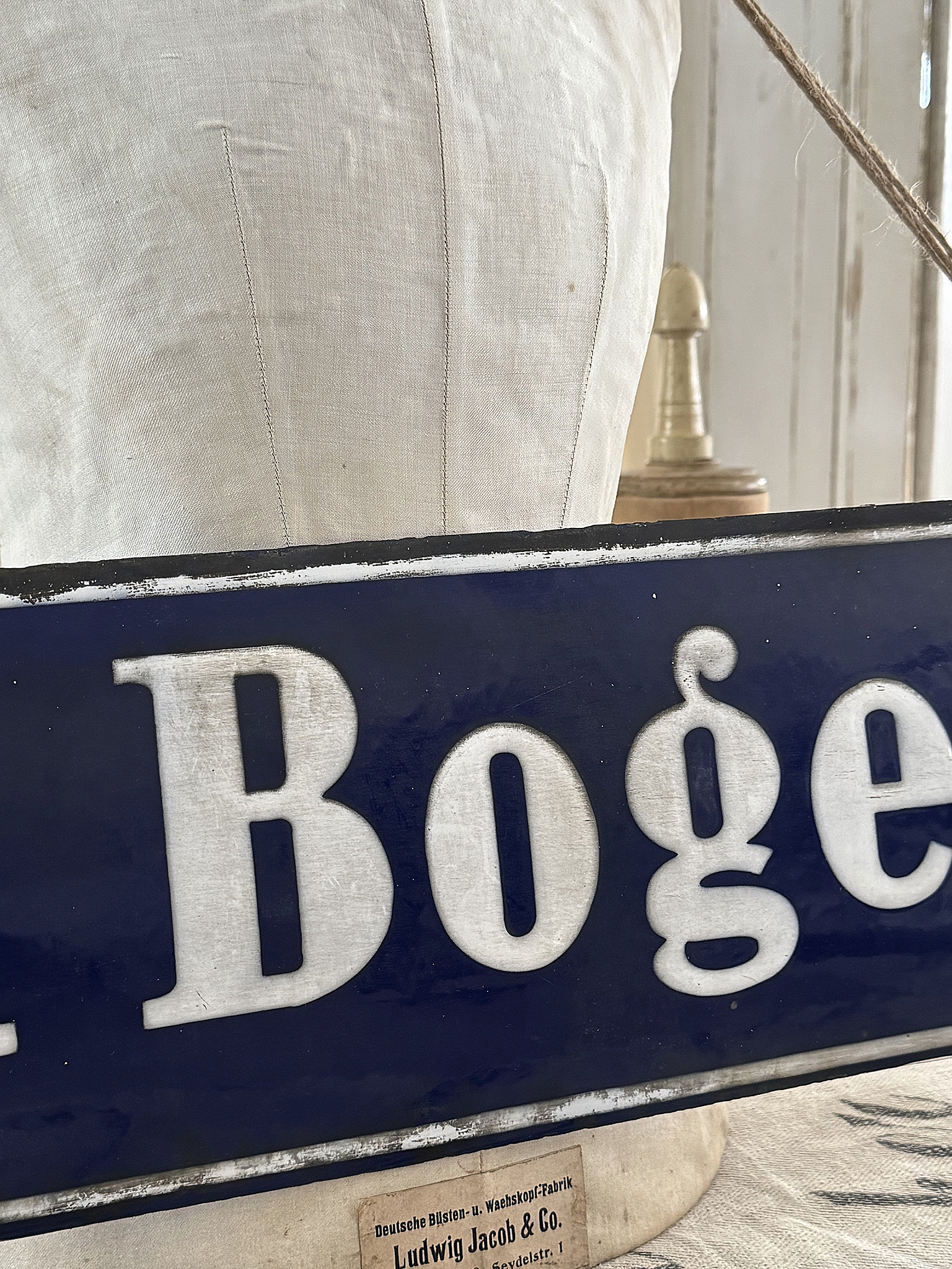 Altes großes Straßenschild aus Emaille***