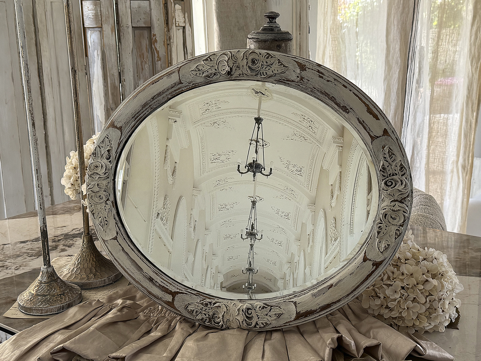 Romantischer ovaler alter Wandspiegel im Shabby-Chic***