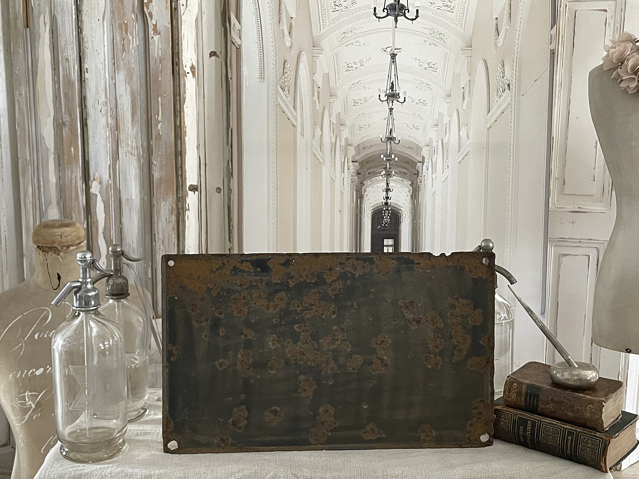 Antikes Metalltablett mit patina und Glasflaschen in einem eleganten Raum