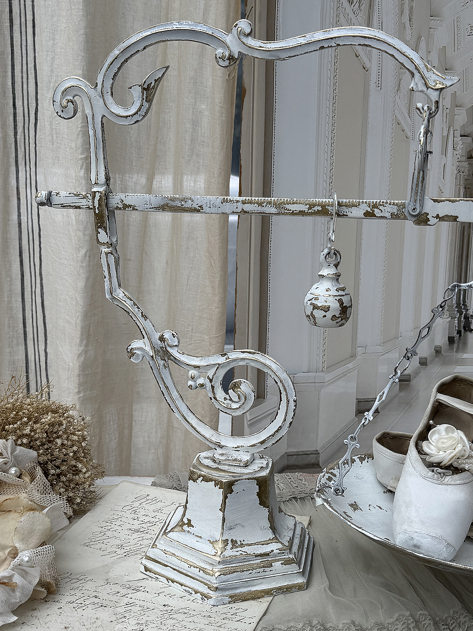  Antike große Messingbalkenwaage / Apothekerwaage – im weißen Shabby-Kleid***