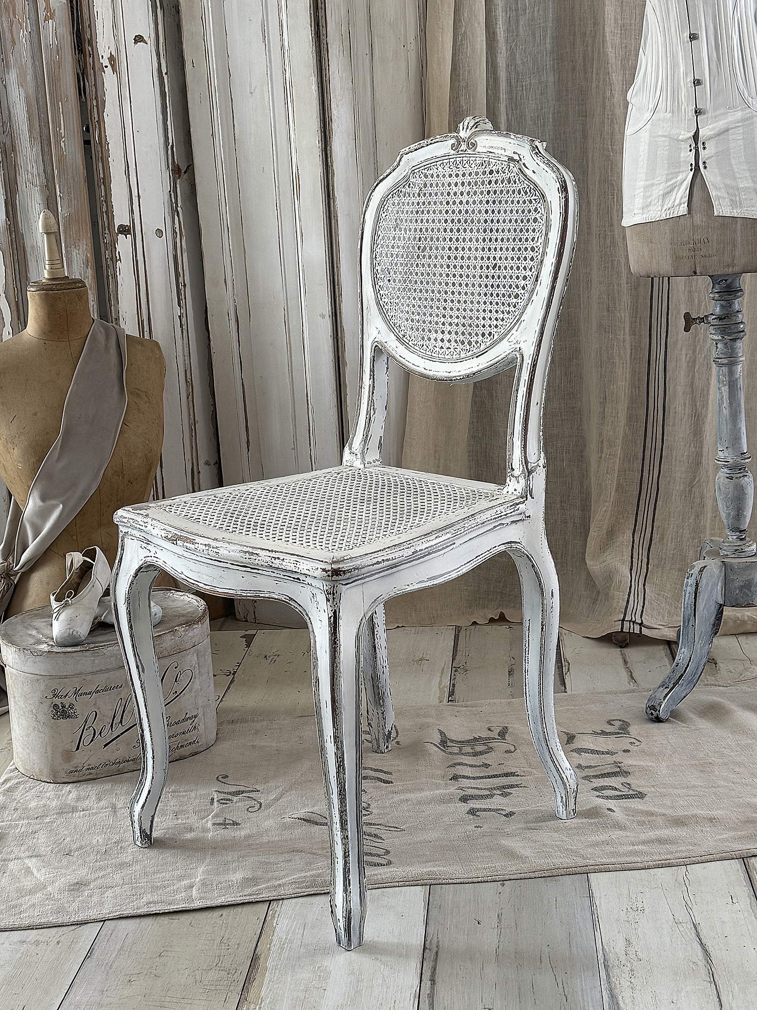 Zarter antiker Chippendale-Stuhl mit Wiener Geflecht – voller Anmut und Charme***