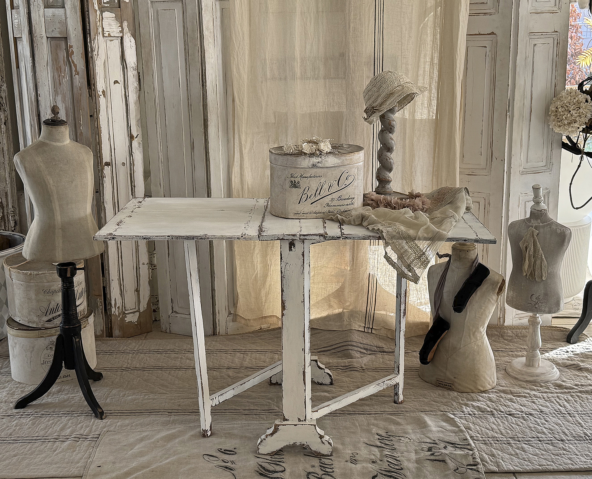 Antiker Klapptisch im Original-Vintage-Kleid***