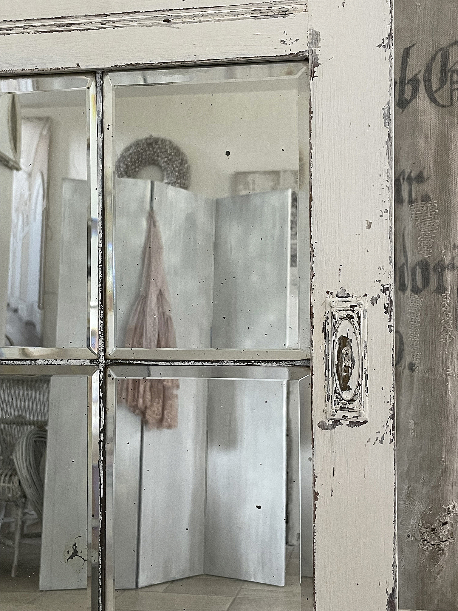 Antike Schranktür mit alten Spiegeln***
