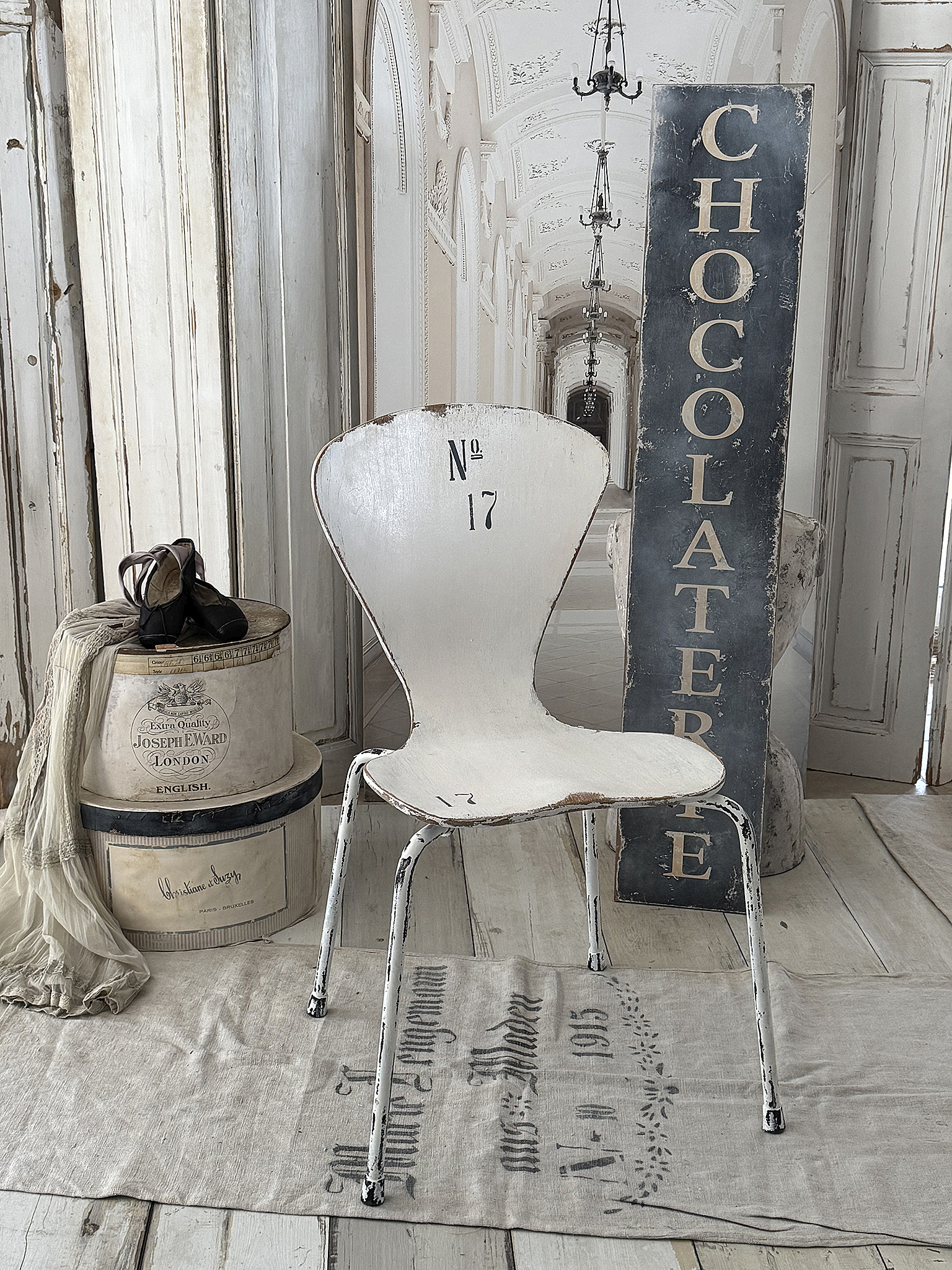 Vintage Shabby-Chic Stuhl – authentisches Mid-Century-Design mit Number 17***