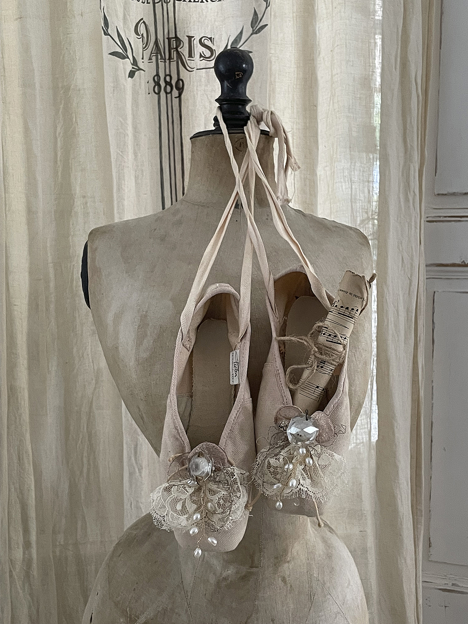 Elegante Ballettschuhe mit floralen Verzierungen in vintage Stil Deko-Ballettschuhe mit Spitze und Glitzer, auf einer Schneiderpuppe präsentiert