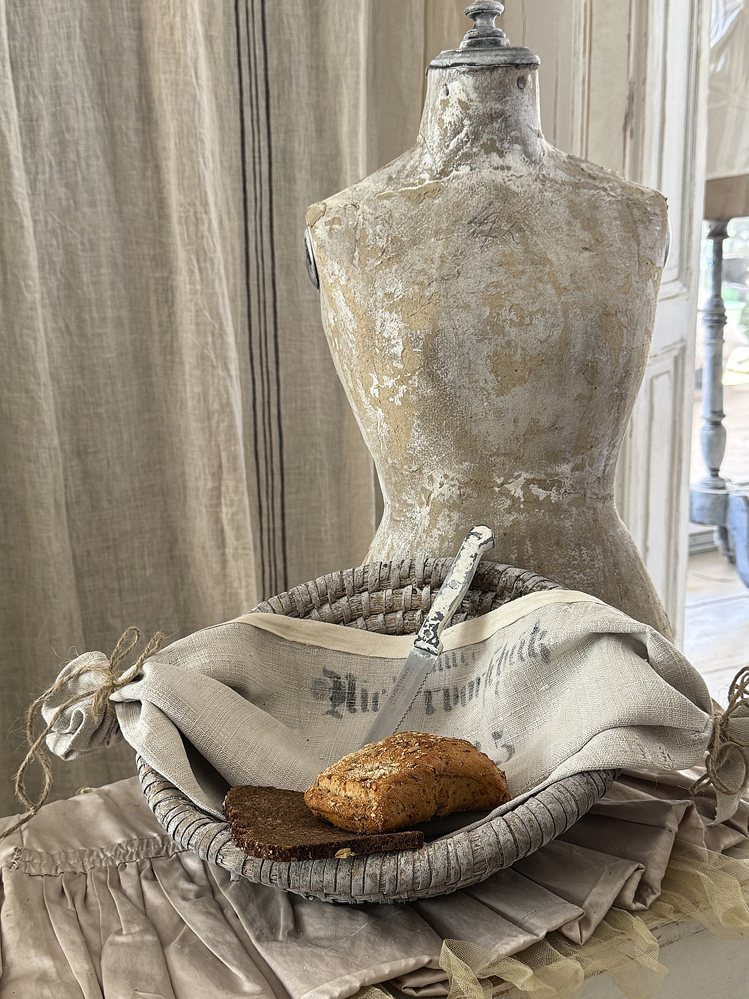 Runder Vintage-Gärkorb mit antikem Leinen & Shabby-Brotmesser – natürlicher Charme mit Geschichte“***