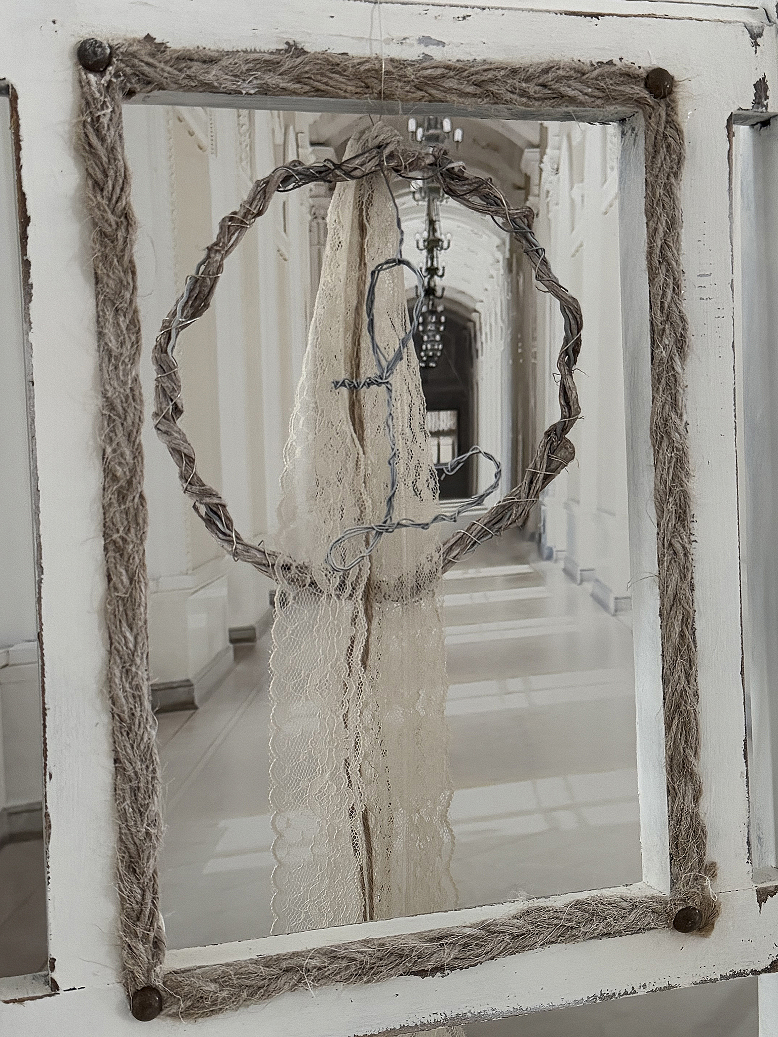 Antiker Gründerzeitstuhl im mattweißen Shabby-Kleid – ein Stück Geschichte mit Charme***