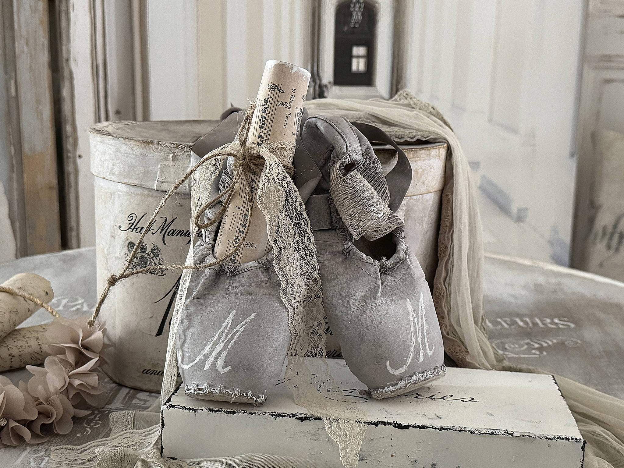Alte Spitzenschuhe in Taupen – Vintagekleid mit Charme und Charakter***