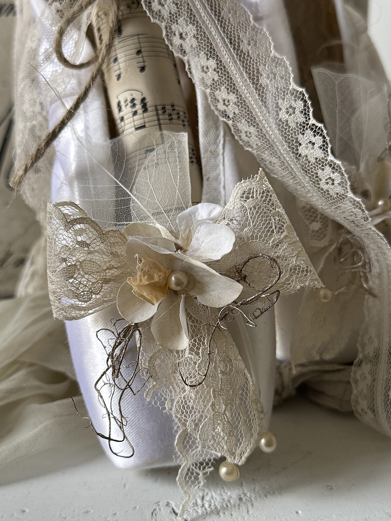 Weiße Spitzen-Ballettschuhe mit Notenblatt***