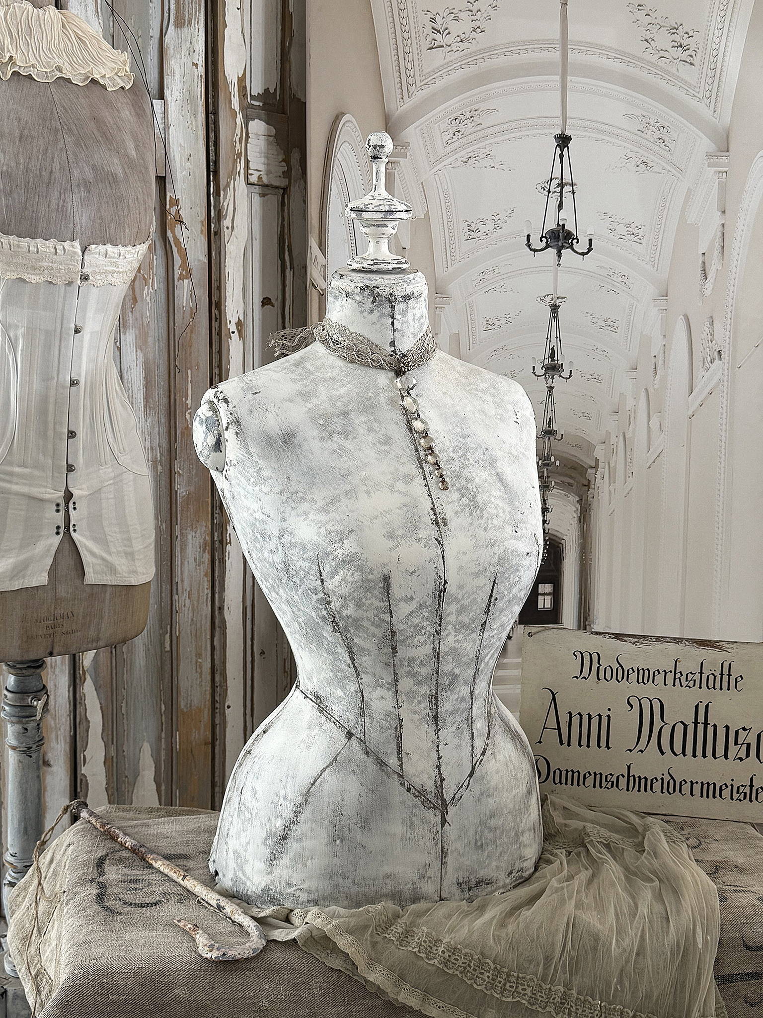  Antike Schneiderpuppe im Shabby-Chic – nostalgische Korsettbüste mit Vintage-Charme***
