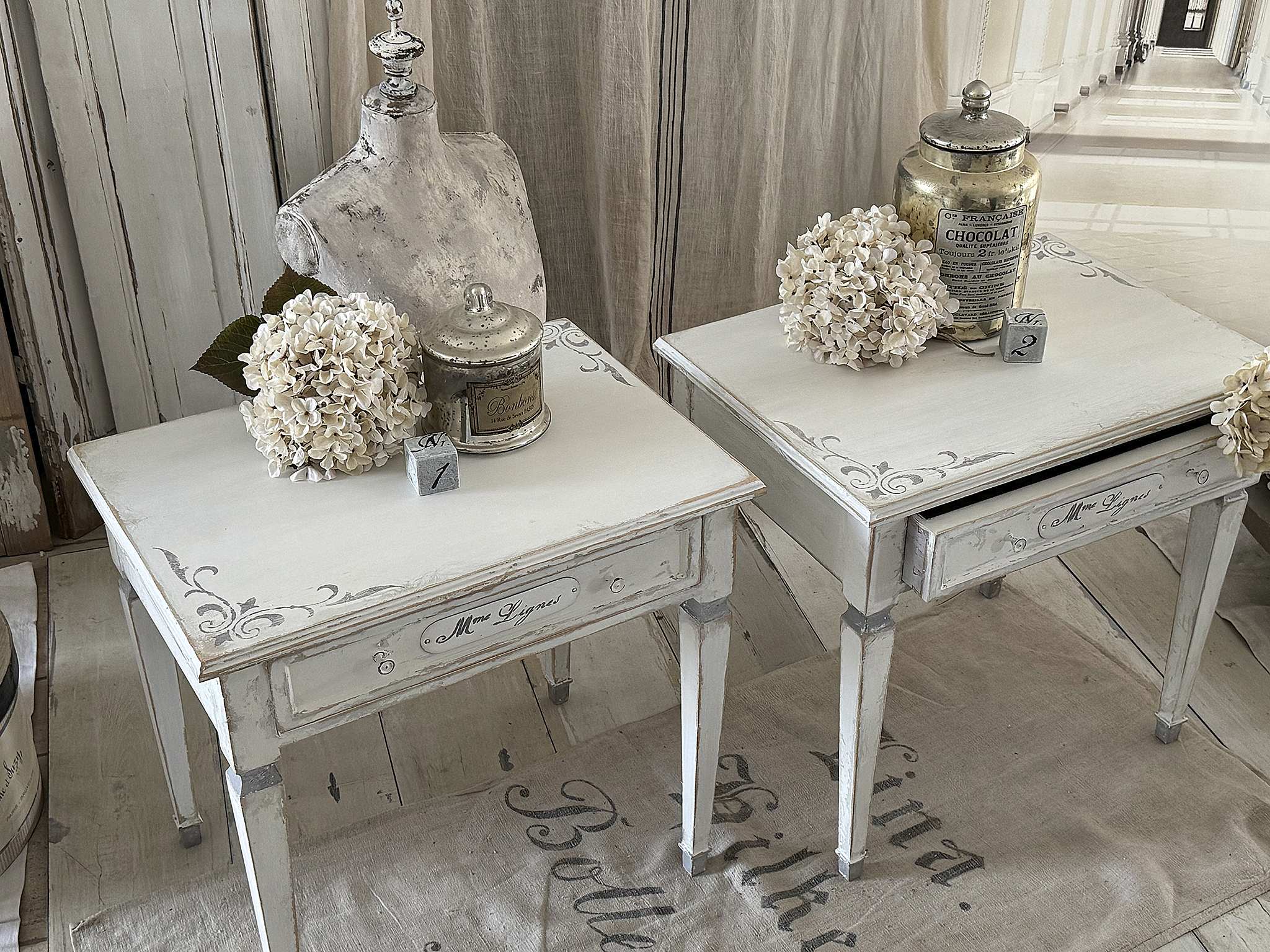 Charmantes Beistelltischchen „Madame Lignes“ im eleganten Shabby-Look***