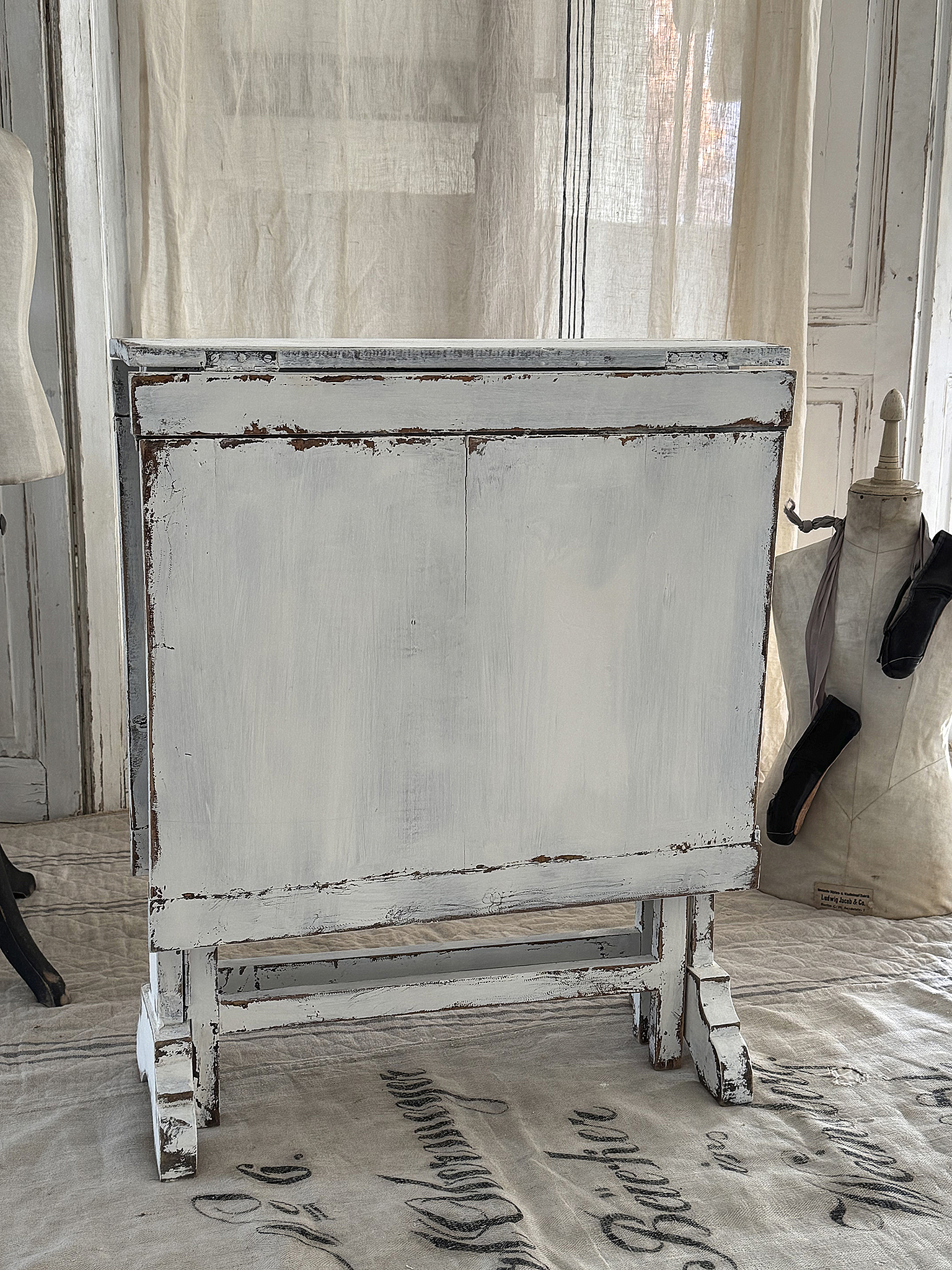 Antiker Klapptisch im Original-Vintage-Kleid