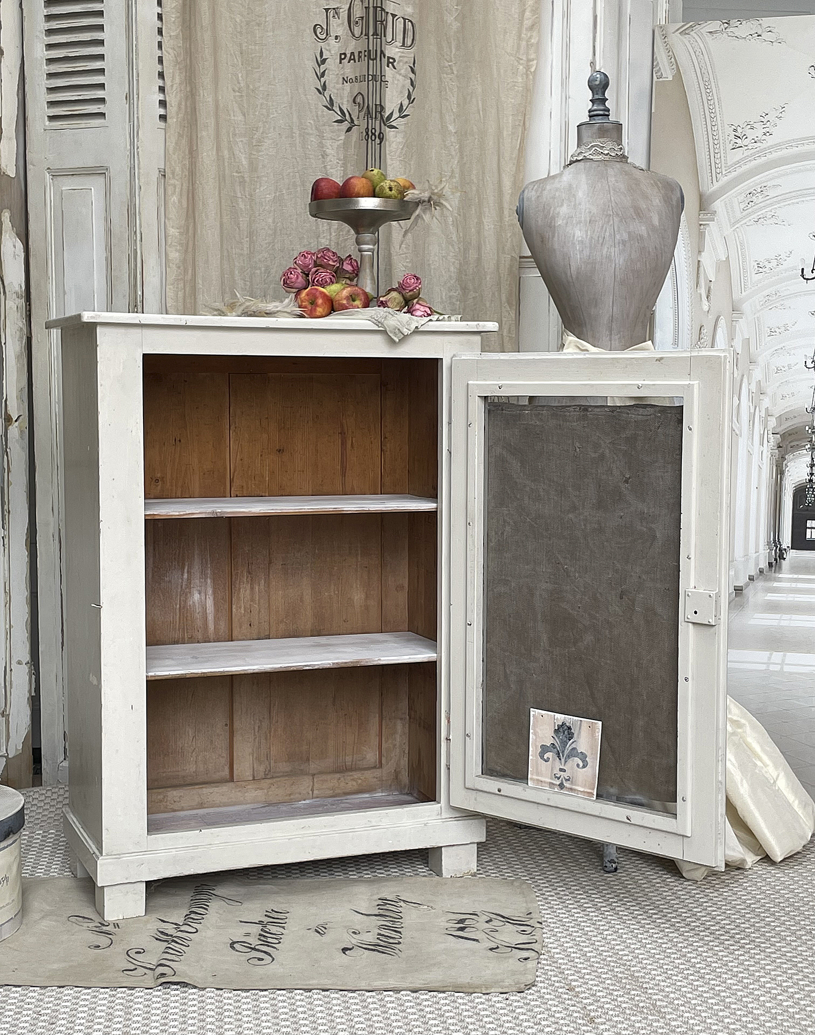 Alter Shabby-Schrank mit Mehlsack*** Alter Shabby-Schrank mit Mehlsack***